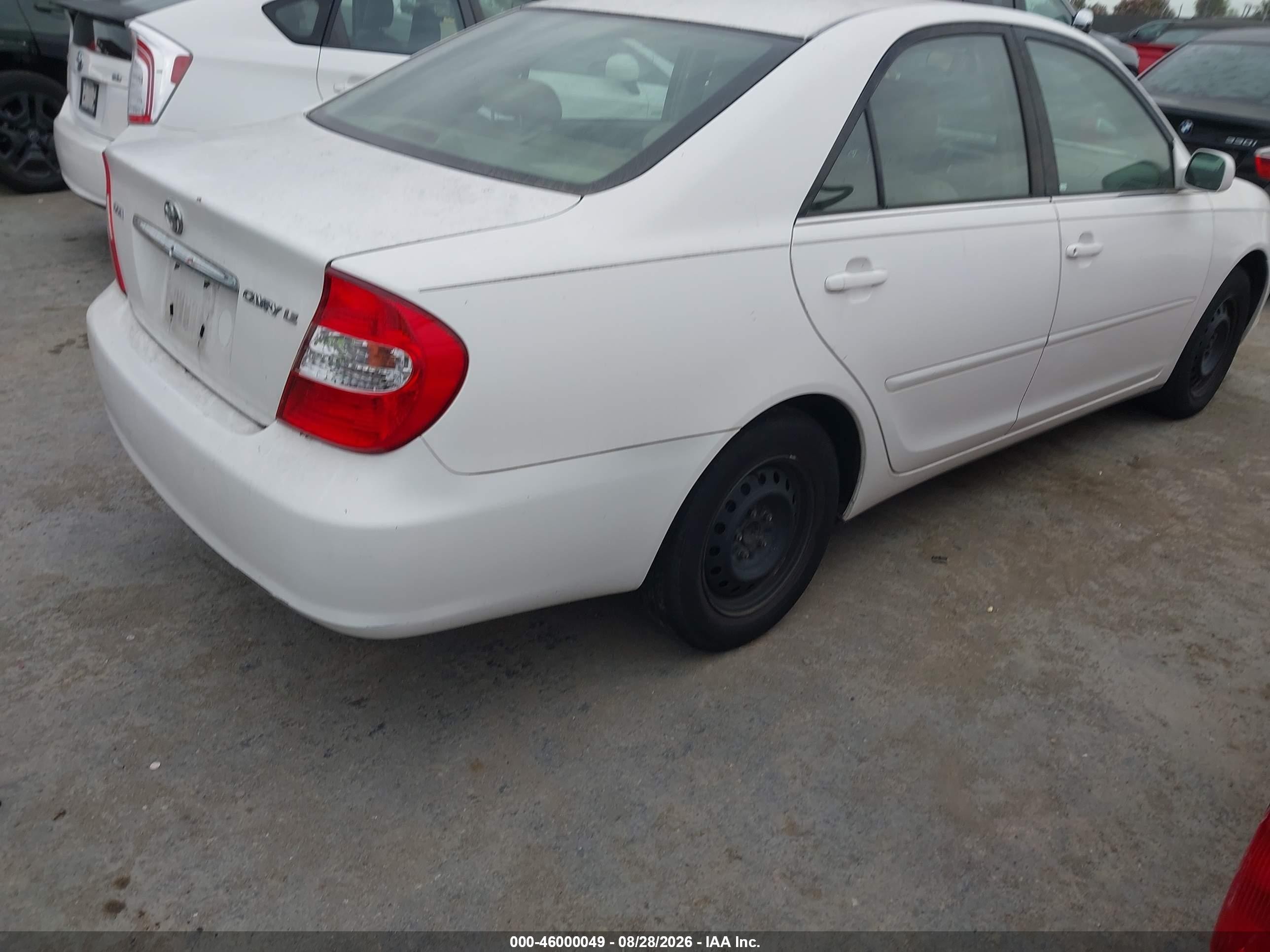 2002 Toyota Camry Le White vin: JTDBE30K420102854