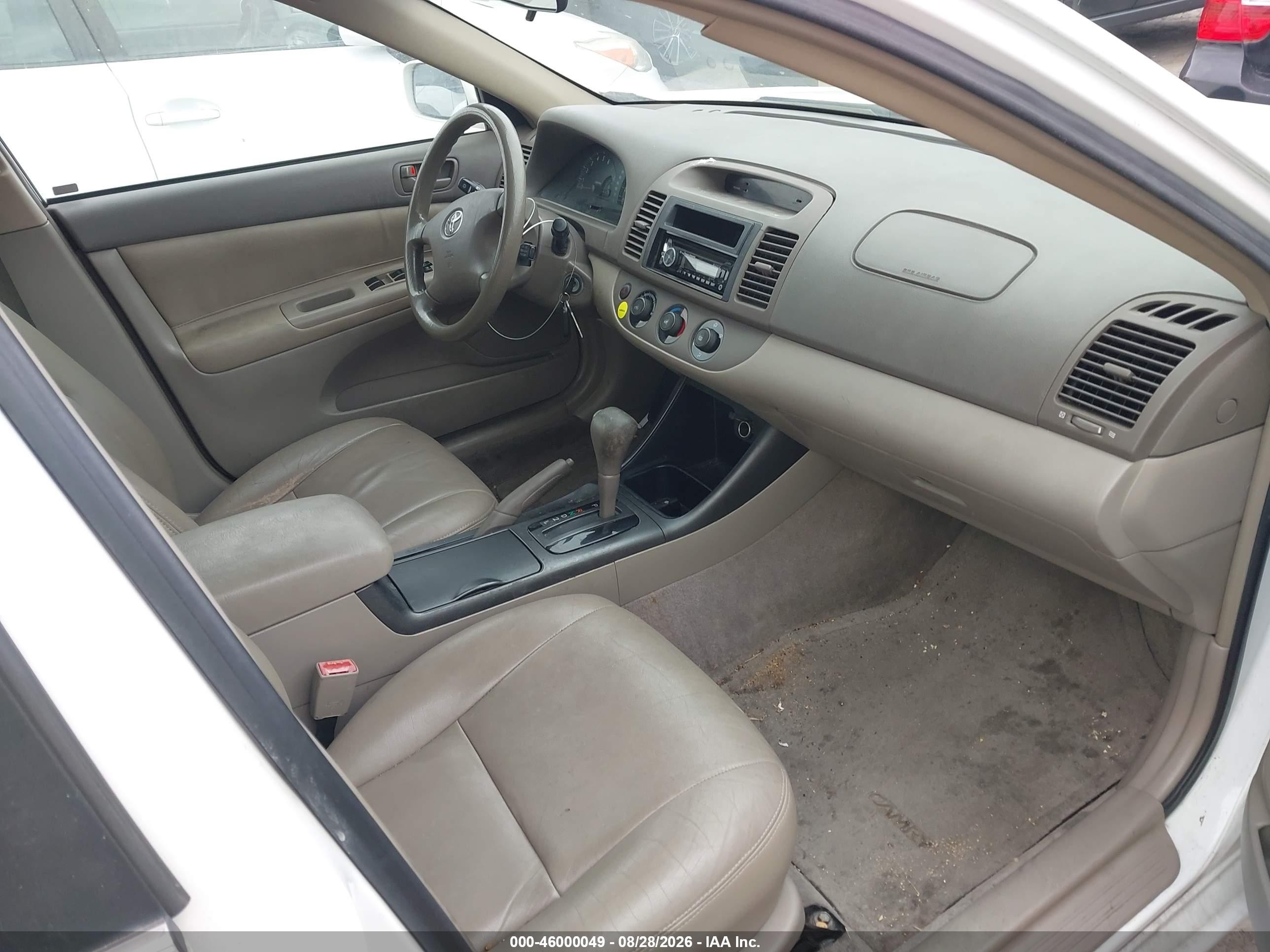 2002 Toyota Camry Le White vin: JTDBE30K420102854