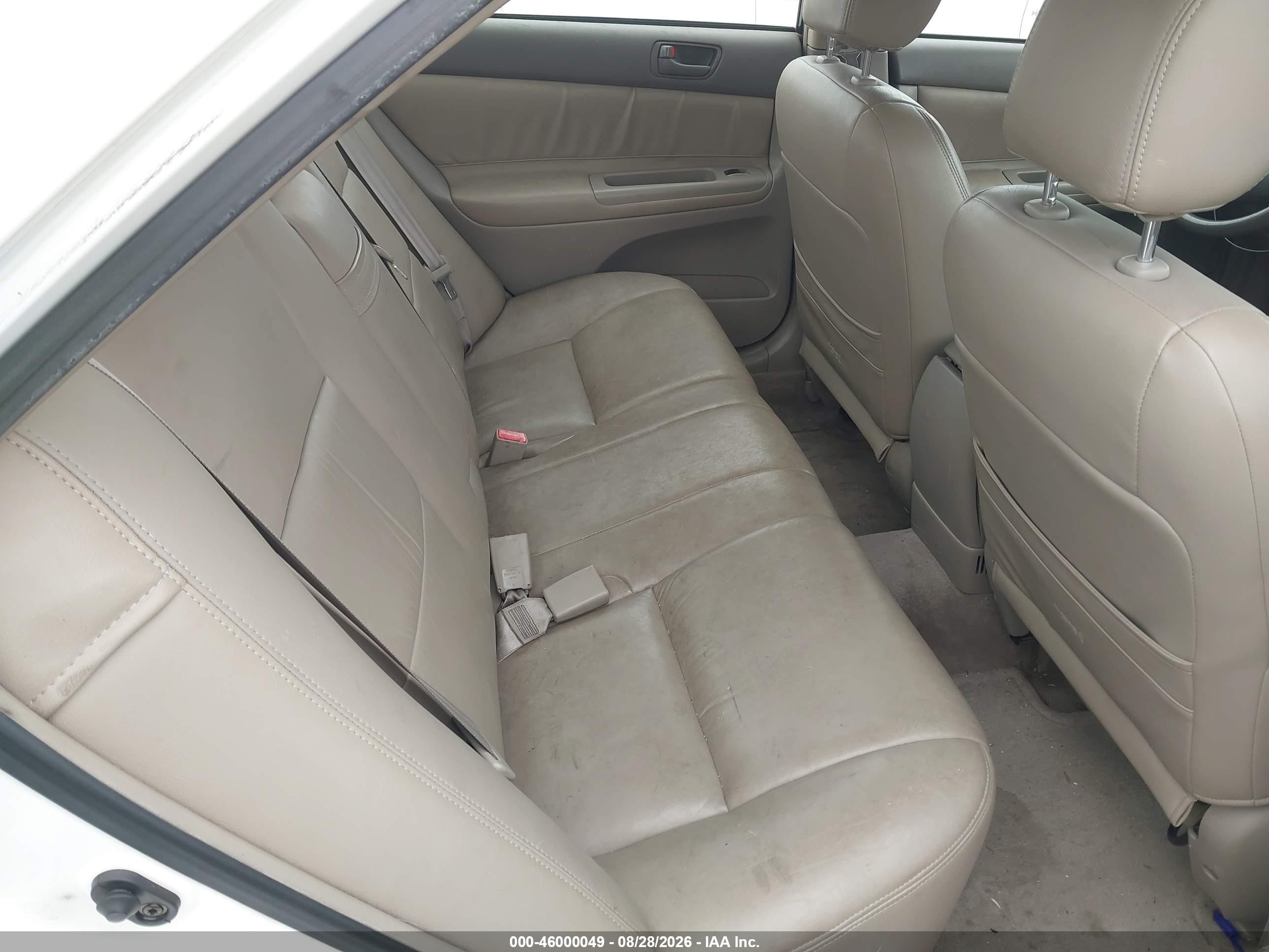 2002 Toyota Camry Le White vin: JTDBE30K420102854
