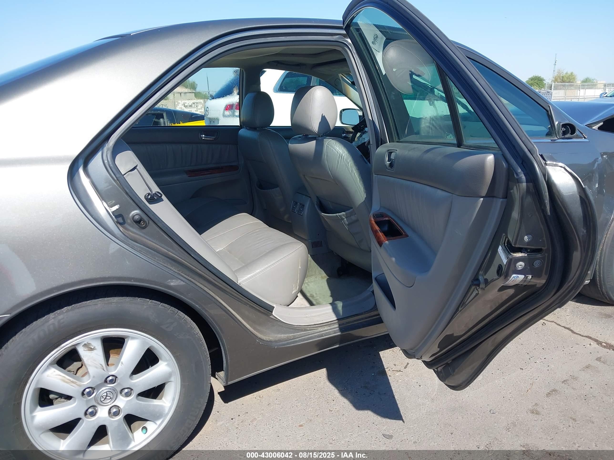 2004 Toyota Camry Xle Gray vin: JTDBE30K440261604