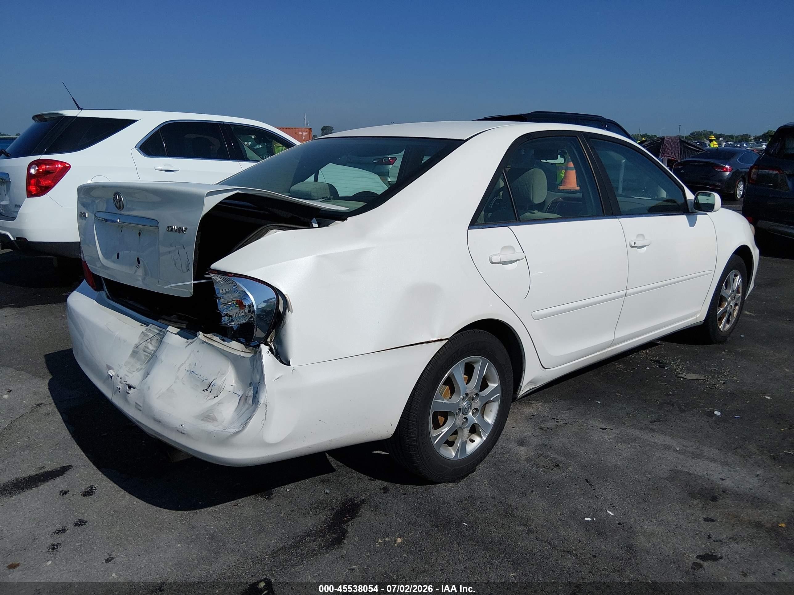 2004 Toyota Camry Le White vin: JTDBE30K540281389