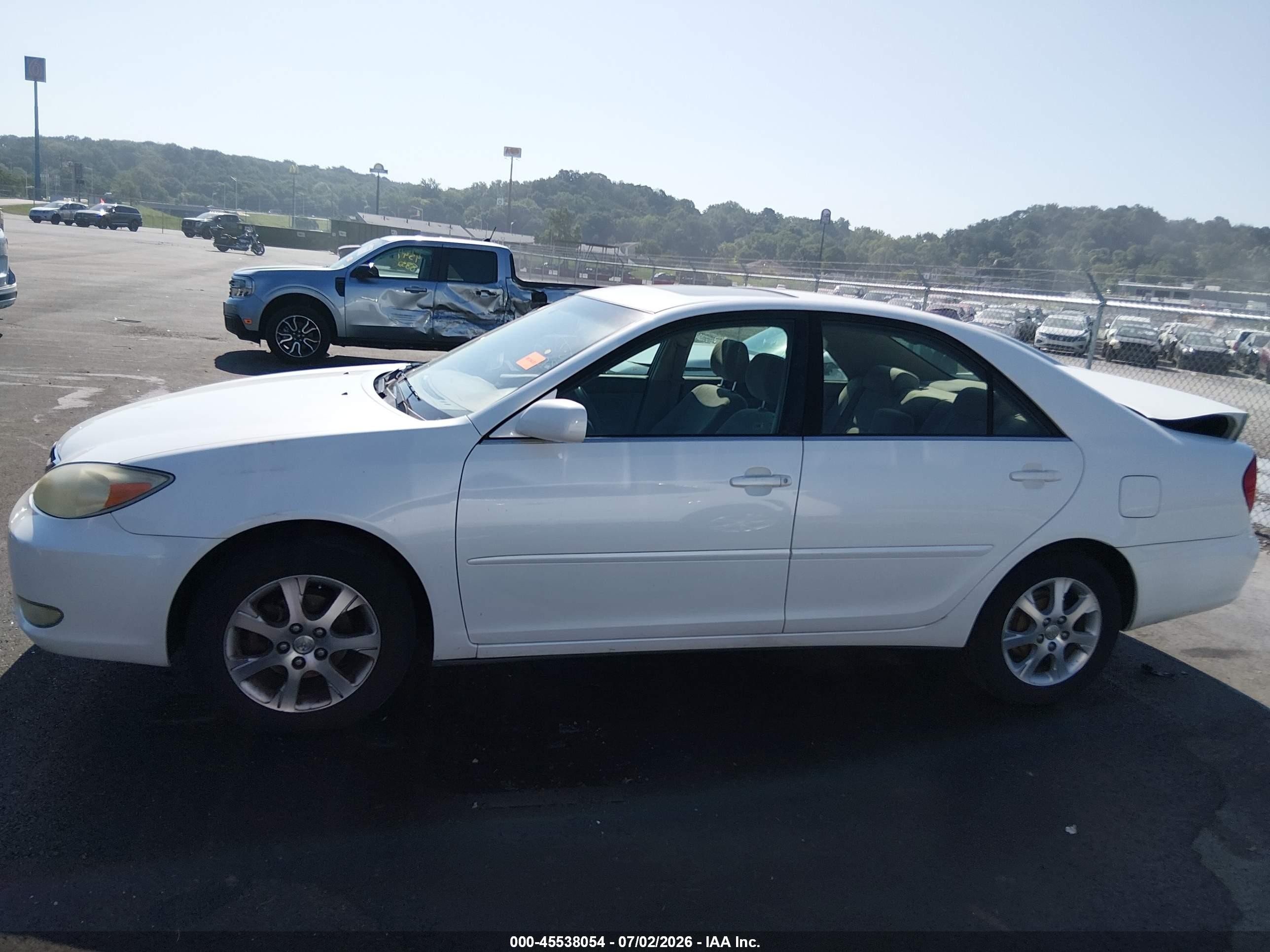 2004 Toyota Camry Le White vin: JTDBE30K540281389