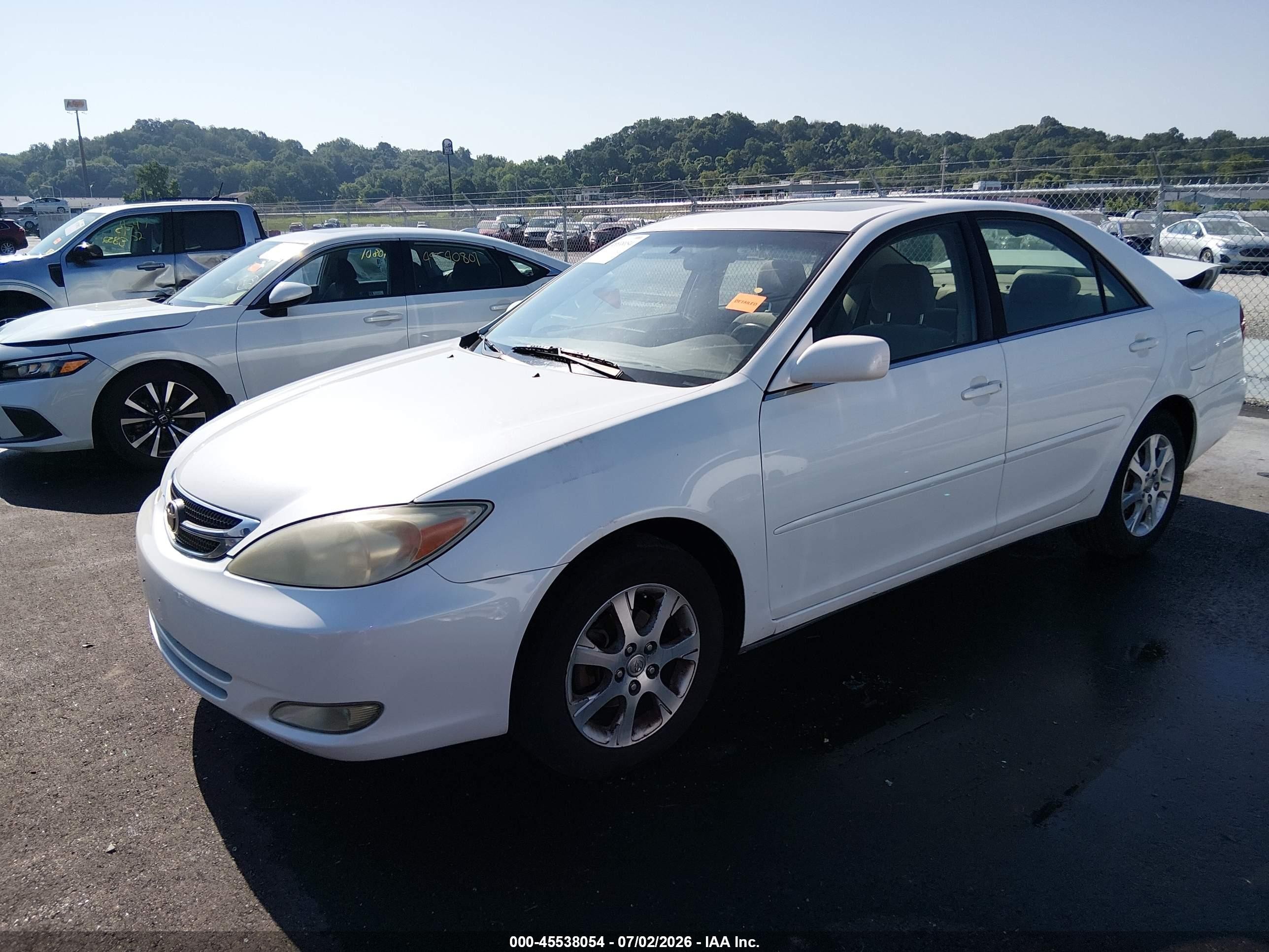 2004 Toyota Camry Le White vin: JTDBE30K540281389