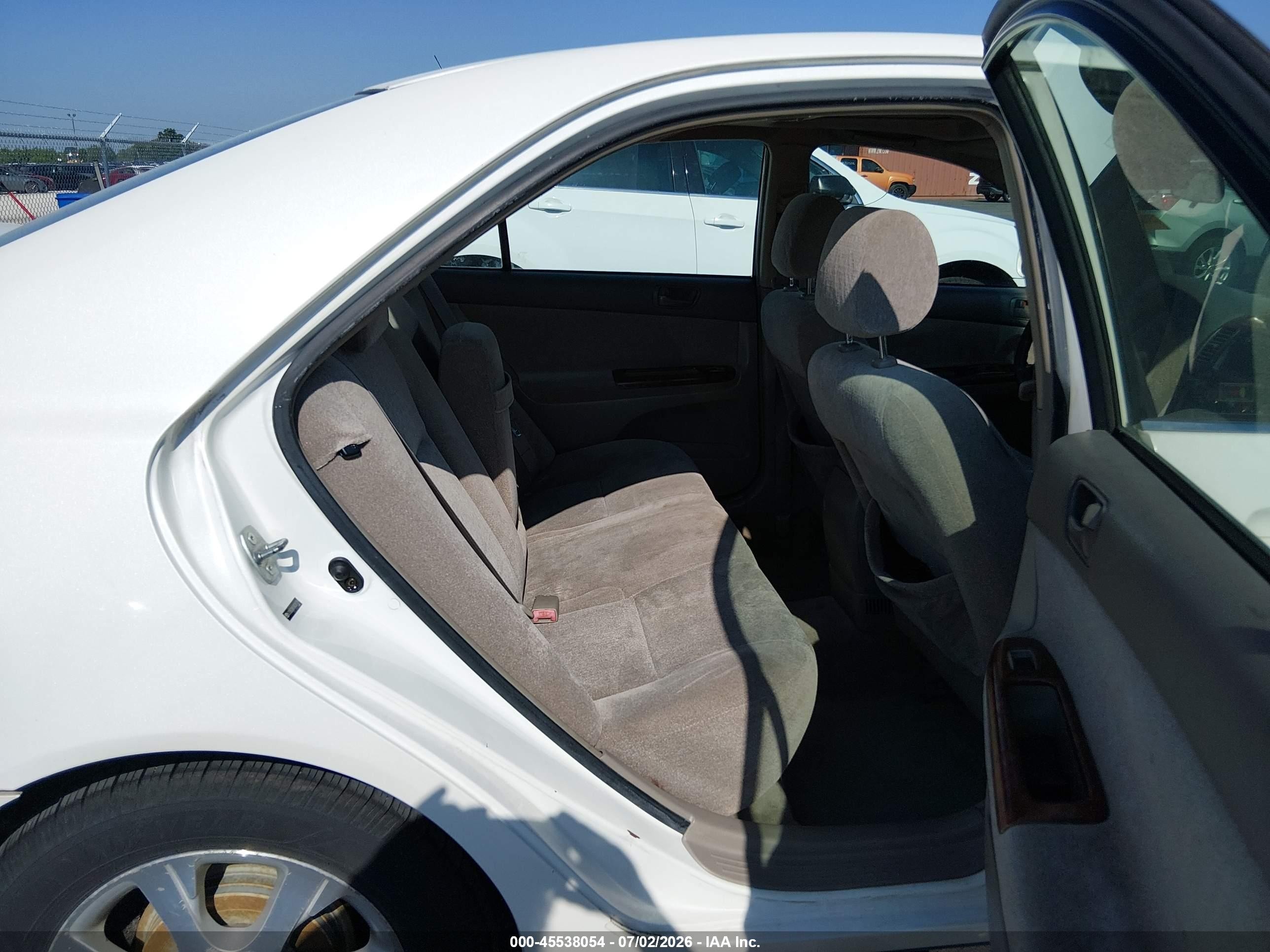 2004 Toyota Camry Le White vin: JTDBE30K540281389
