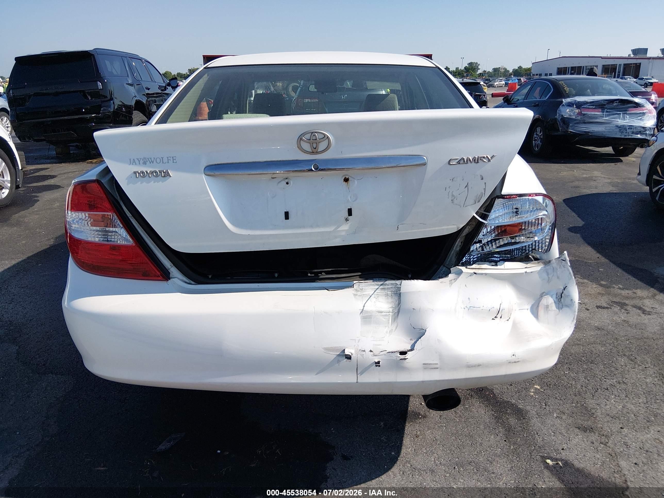 2004 Toyota Camry Le White vin: JTDBE30K540281389