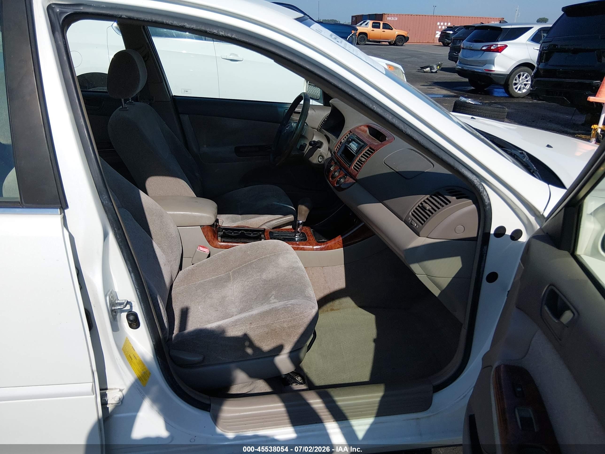 2004 Toyota Camry Le White vin: JTDBE30K540281389