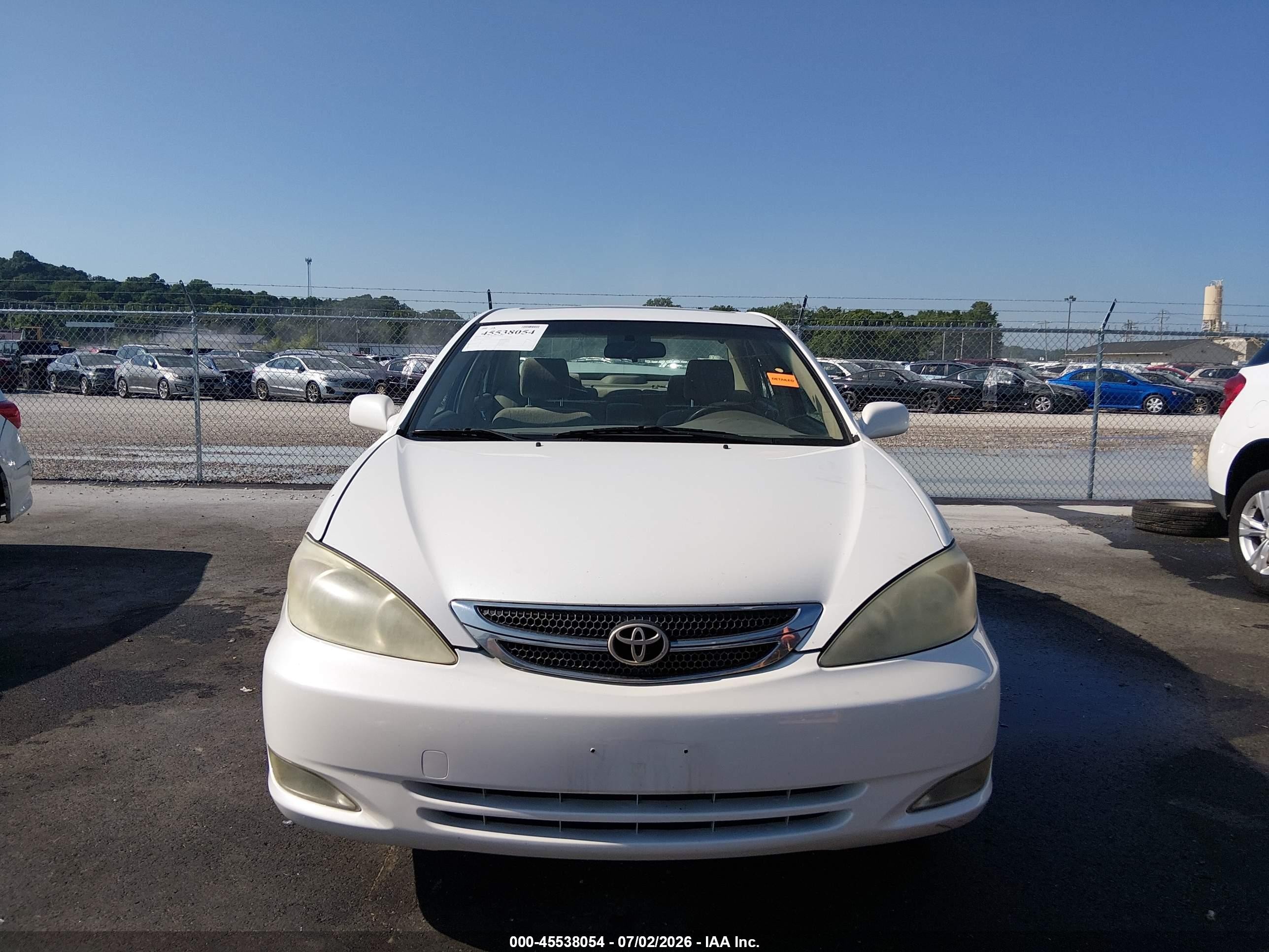 2004 Toyota Camry Le White vin: JTDBE30K540281389