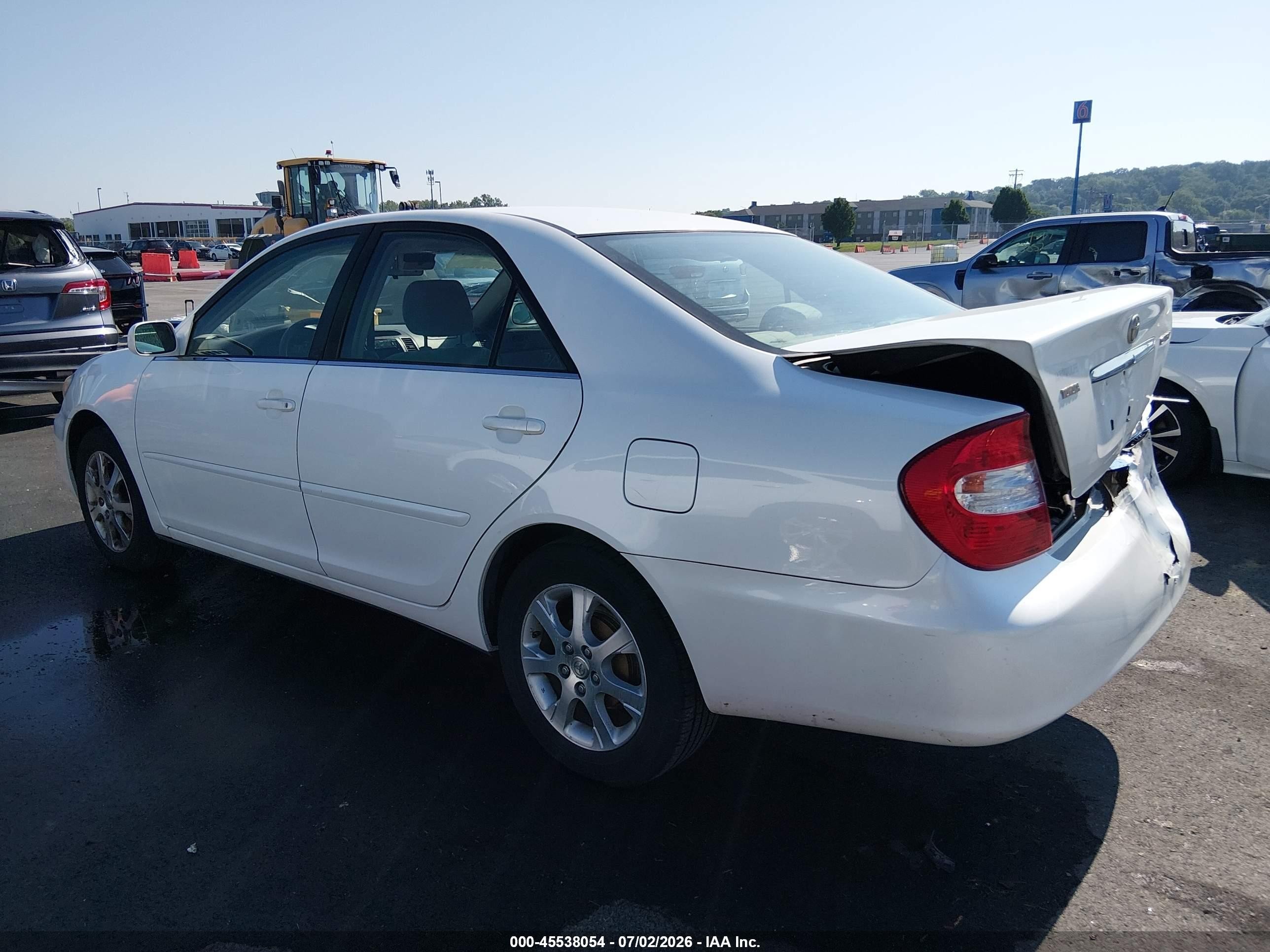 2004 Toyota Camry Le White vin: JTDBE30K540281389