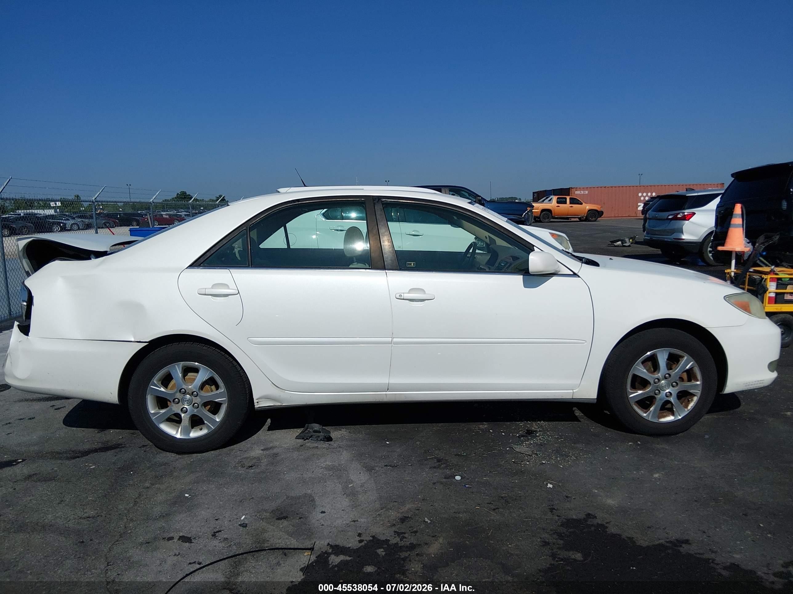 2004 Toyota Camry Le White vin: JTDBE30K540281389