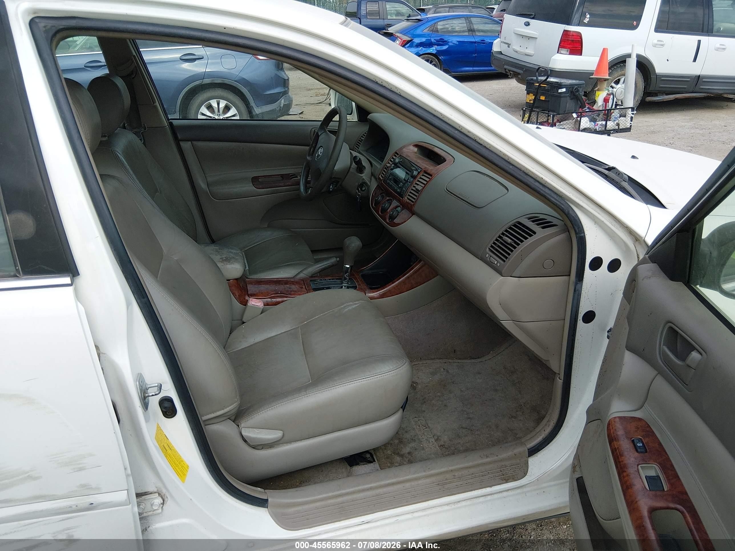 2004 Toyota Camry Le Белый vin: JTDBE30K940256043