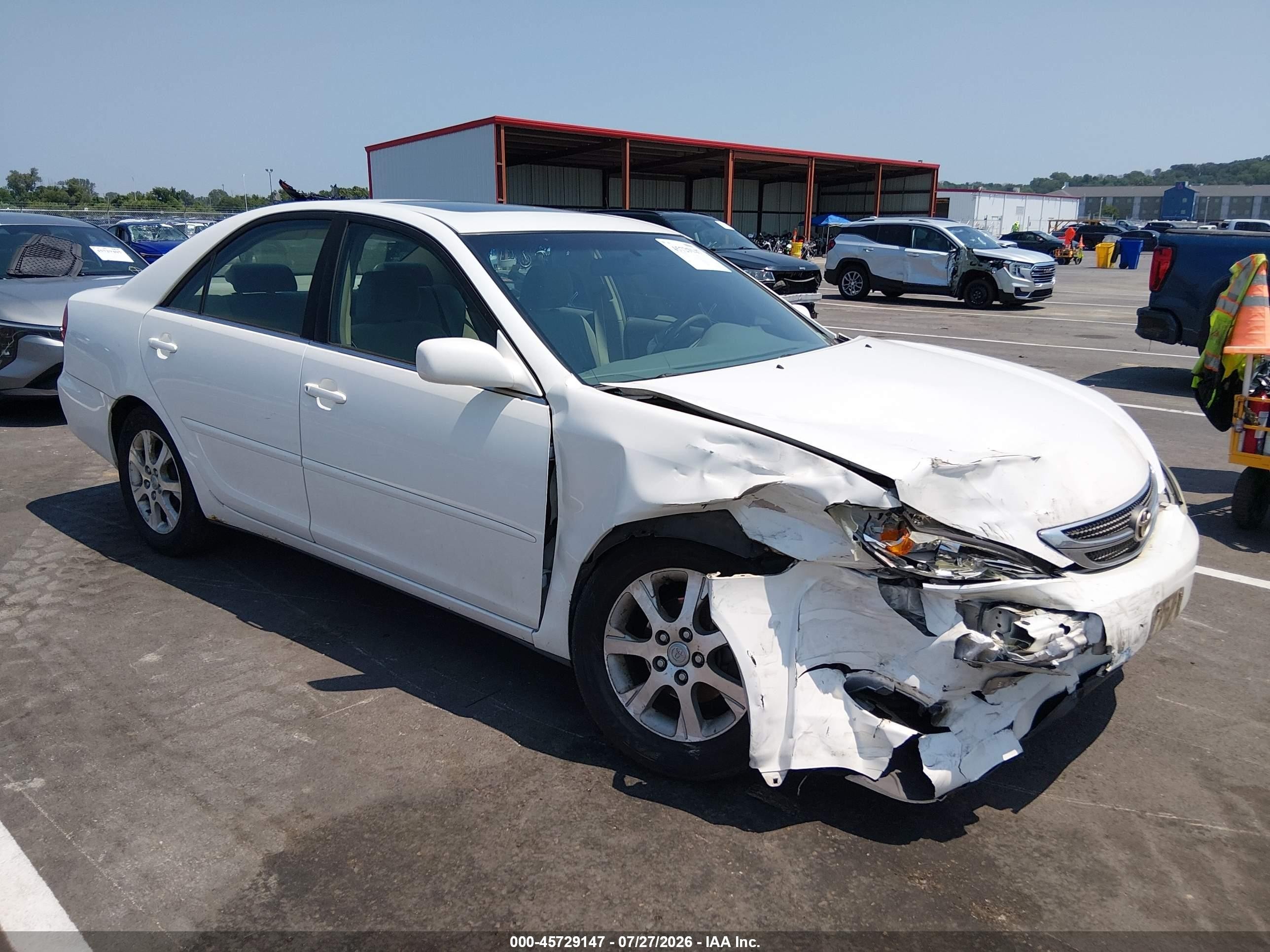 2004 Toyota Camry Le White vin: JTDBE30K940278625