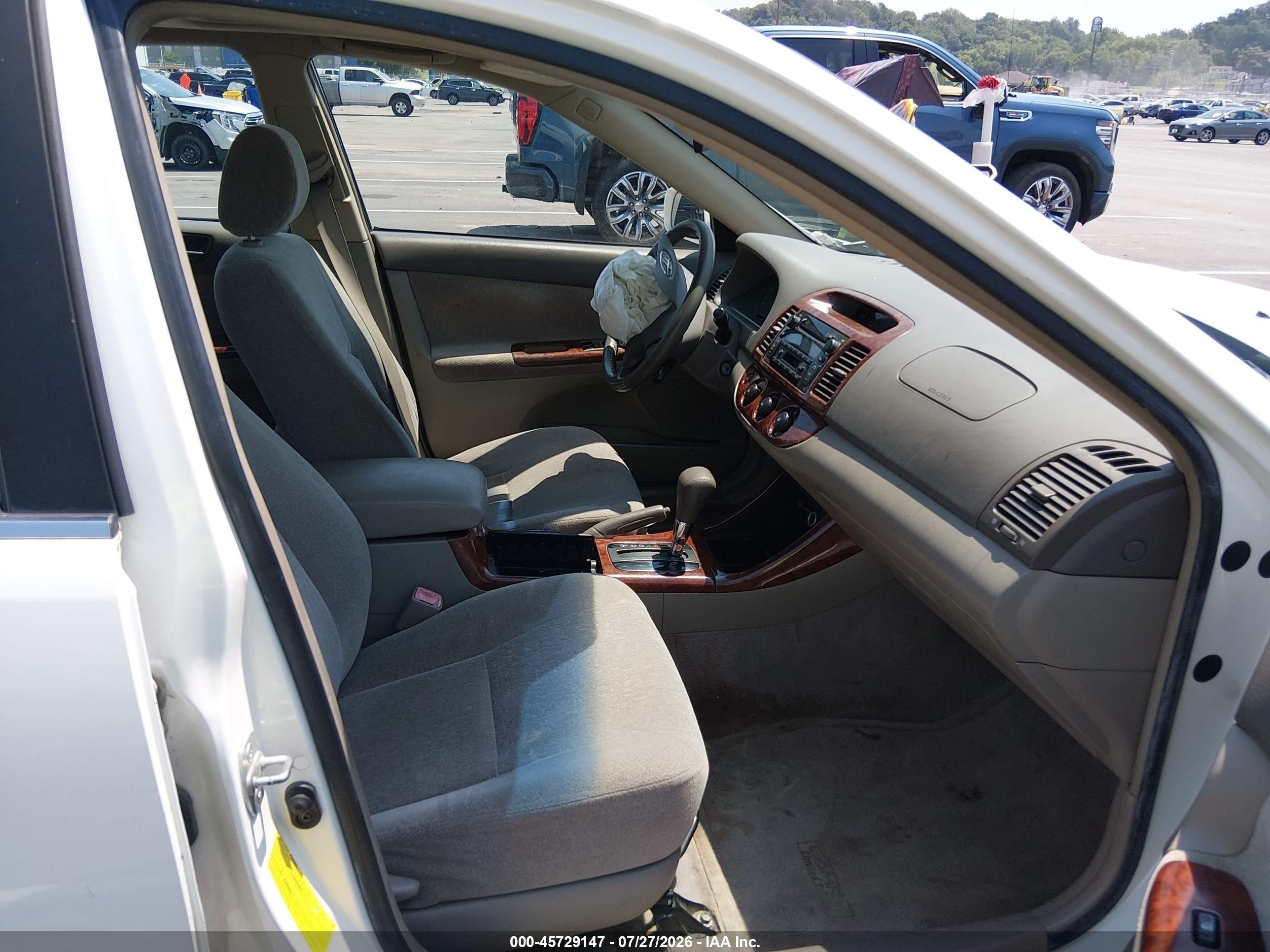 2004 Toyota Camry Le Белый vin: JTDBE30K940278625