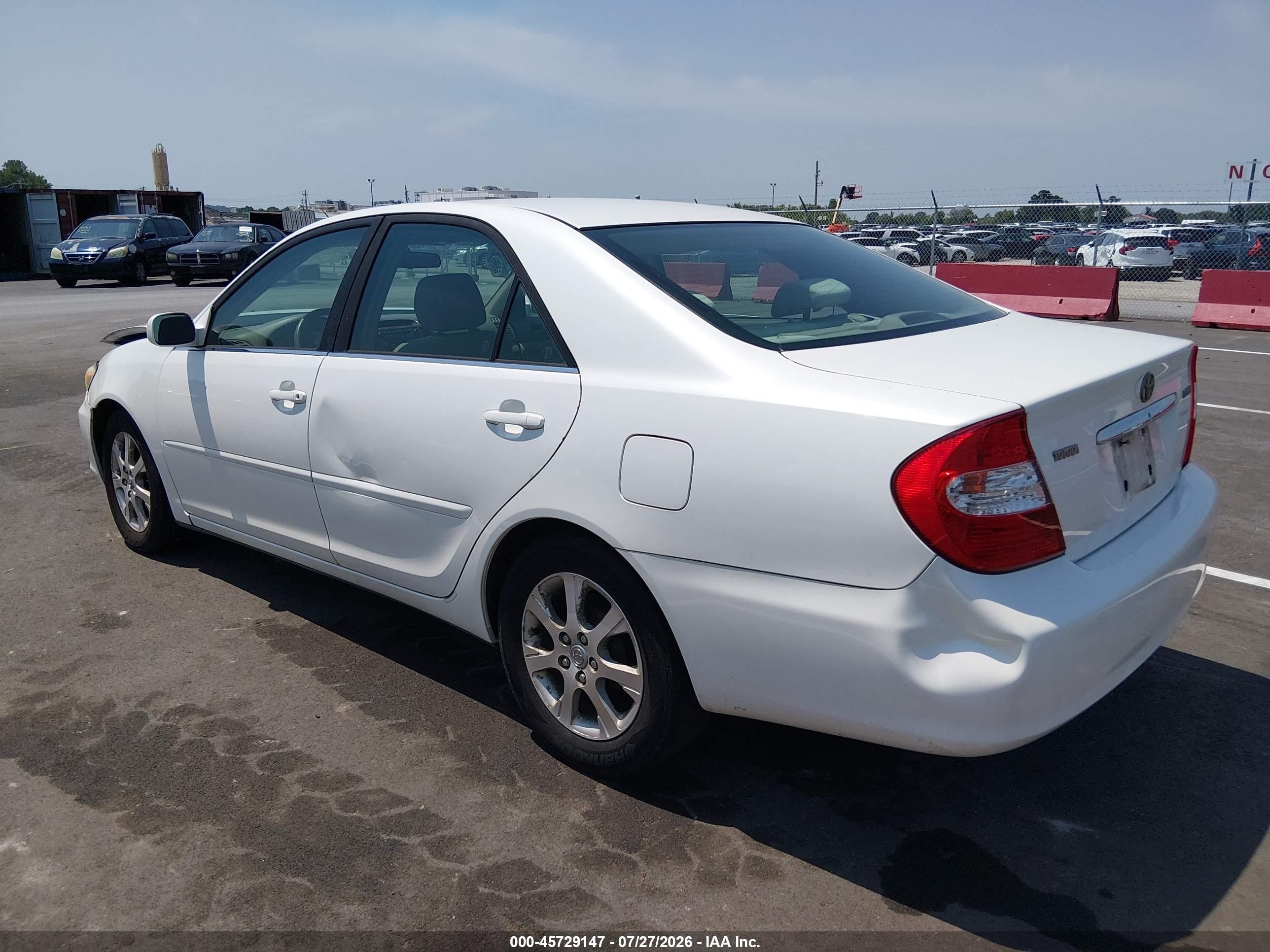 2004 Toyota Camry Le Белый vin: JTDBE30K940278625