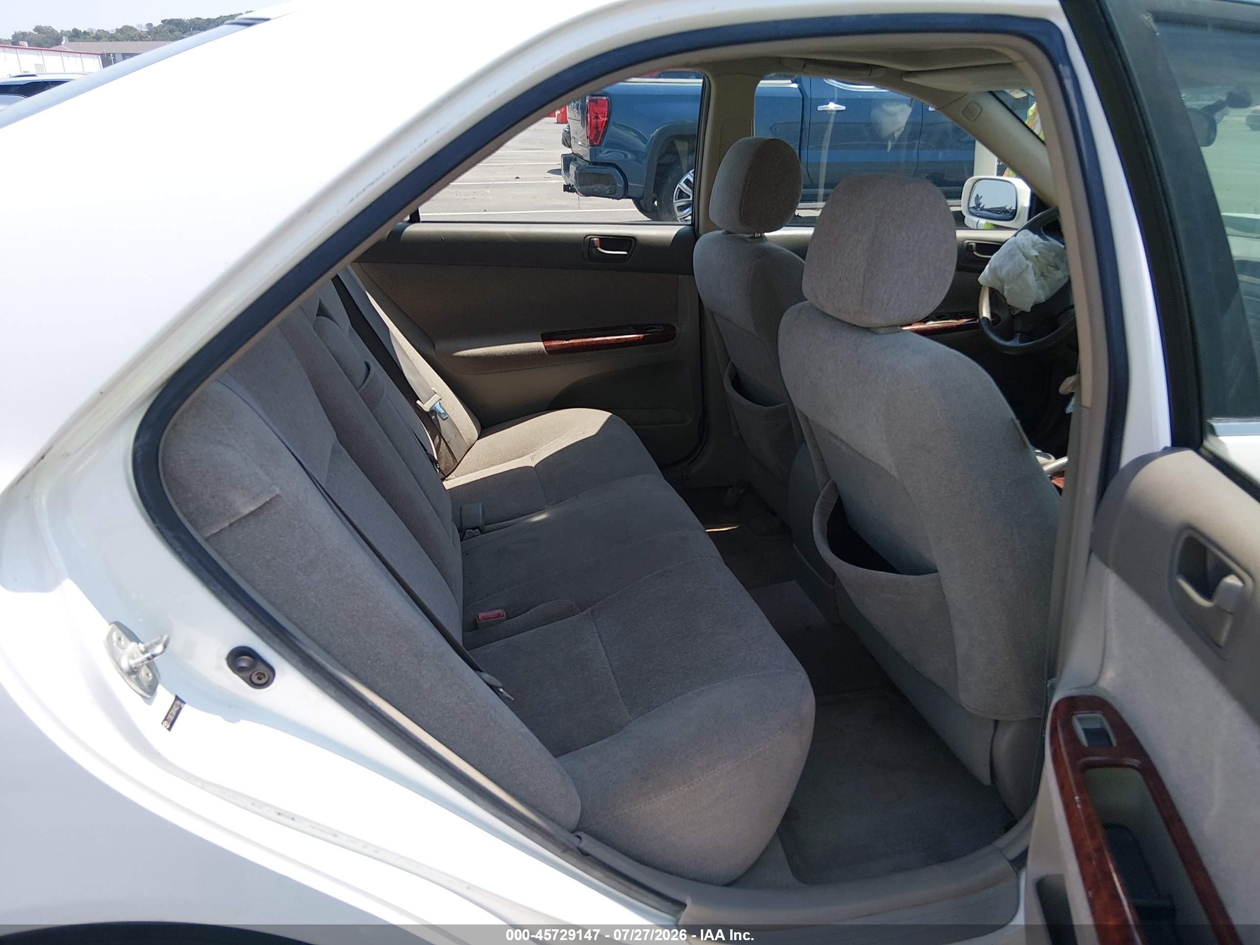 2004 Toyota Camry Le Белый vin: JTDBE30K940278625