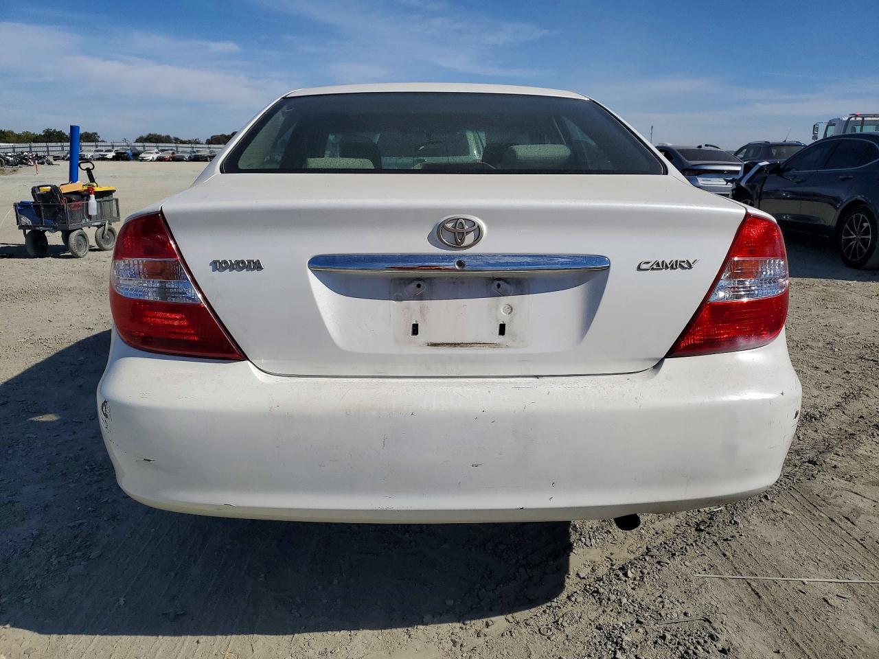 2004 Toyota Camry Le White vin: JTDBE30KX40254222