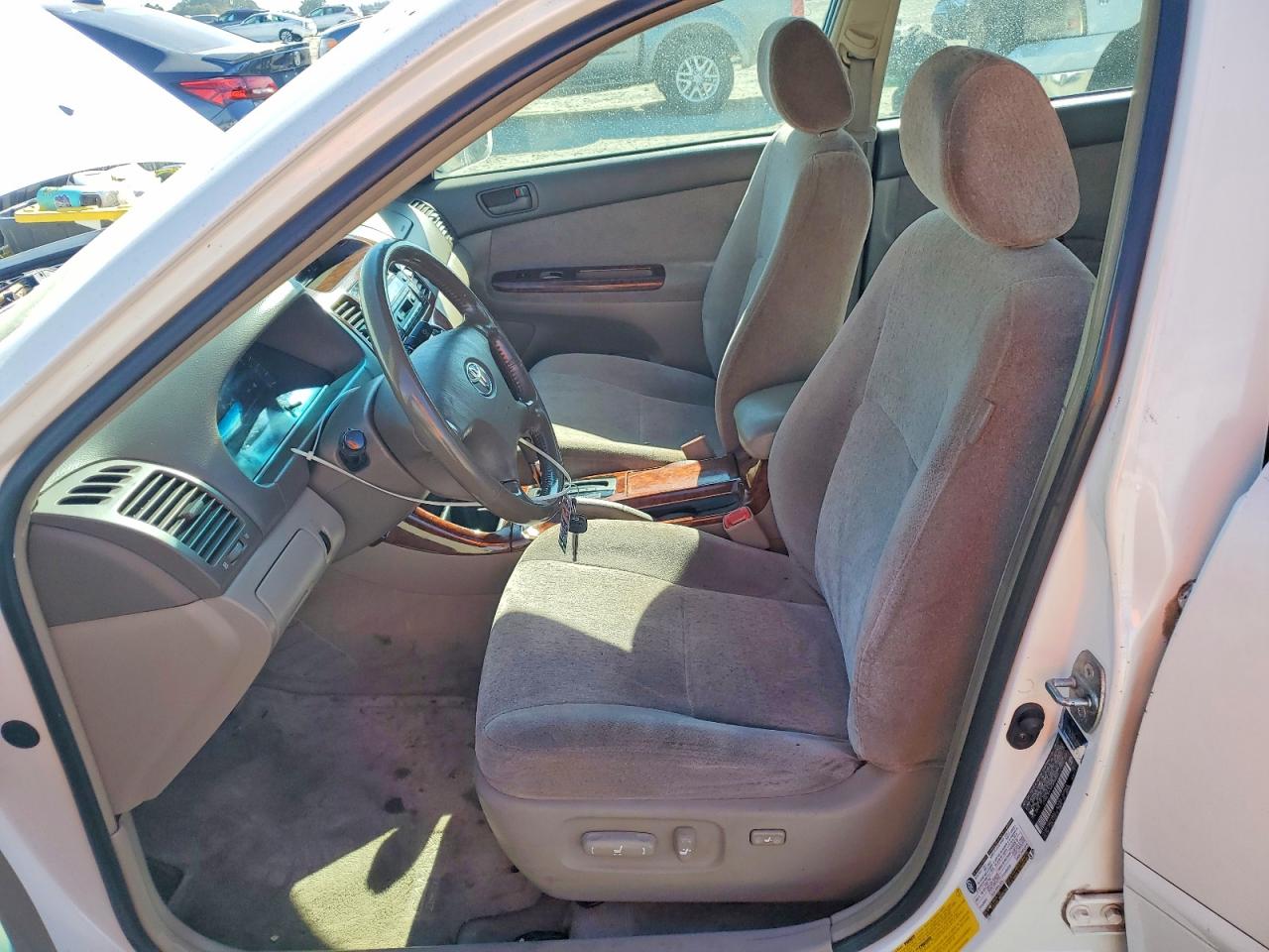 2004 Toyota Camry Le White vin: JTDBE30KX40254222