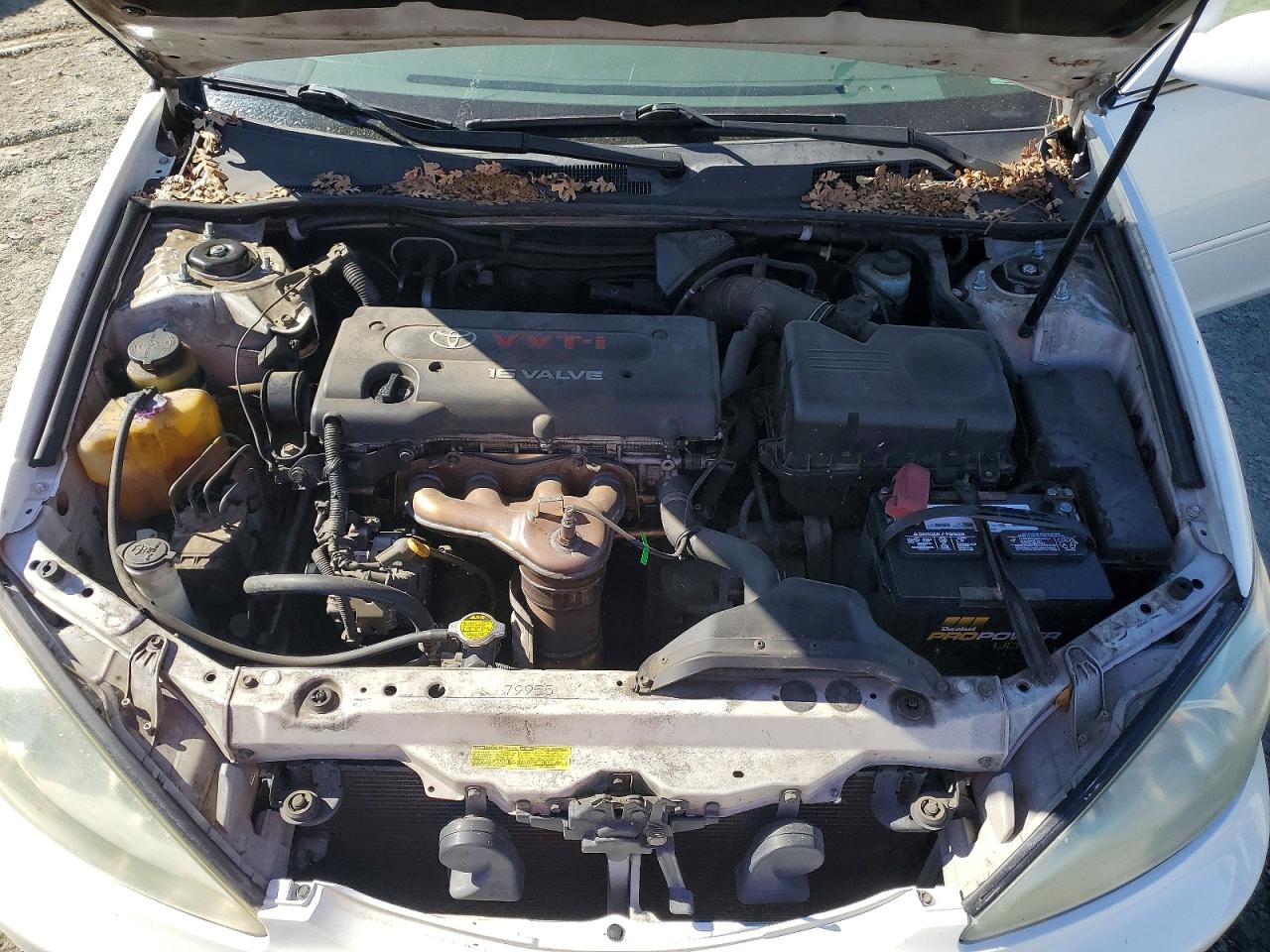 2004 Toyota Camry Le White vin: JTDBE30KX40254222