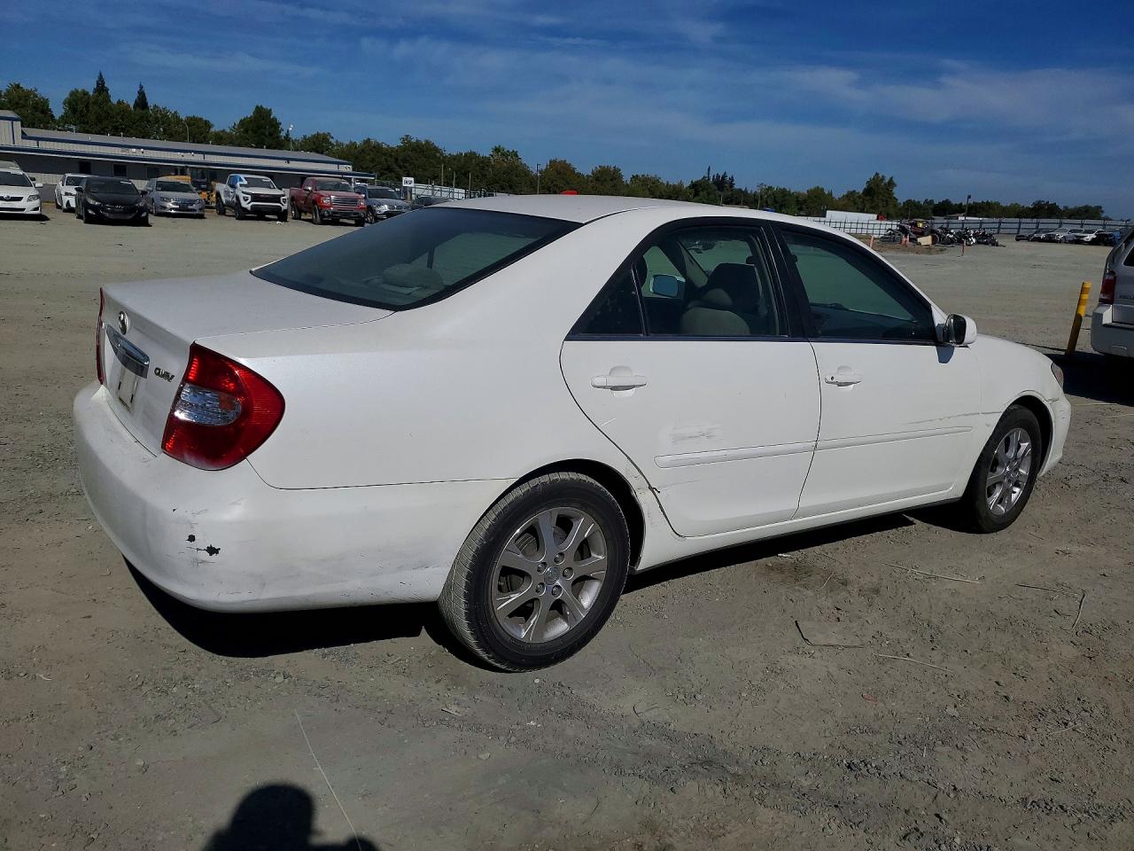 2004 Toyota Camry Le White vin: JTDBE30KX40254222
