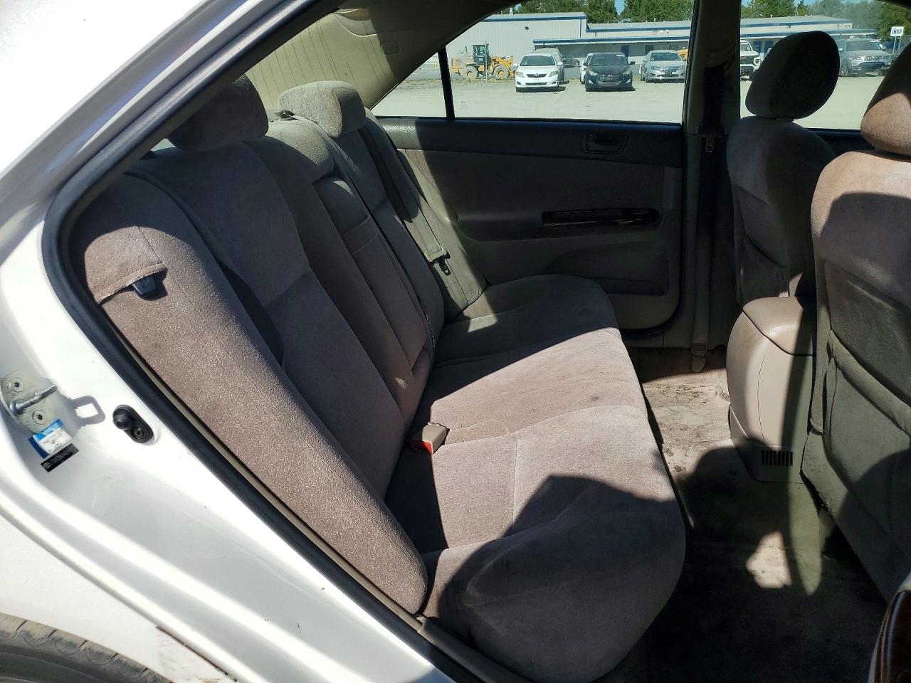 2004 Toyota Camry Le White vin: JTDBE30KX40254222