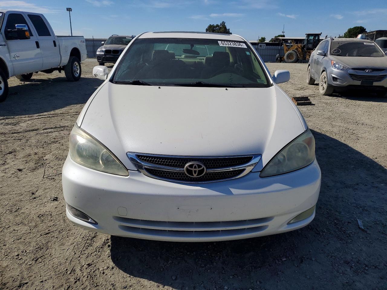 2004 Toyota Camry Le White vin: JTDBE30KX40254222