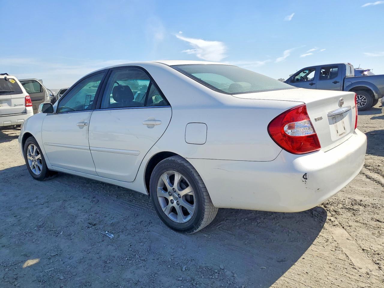 2004 Toyota Camry Le White vin: JTDBE30KX40254222