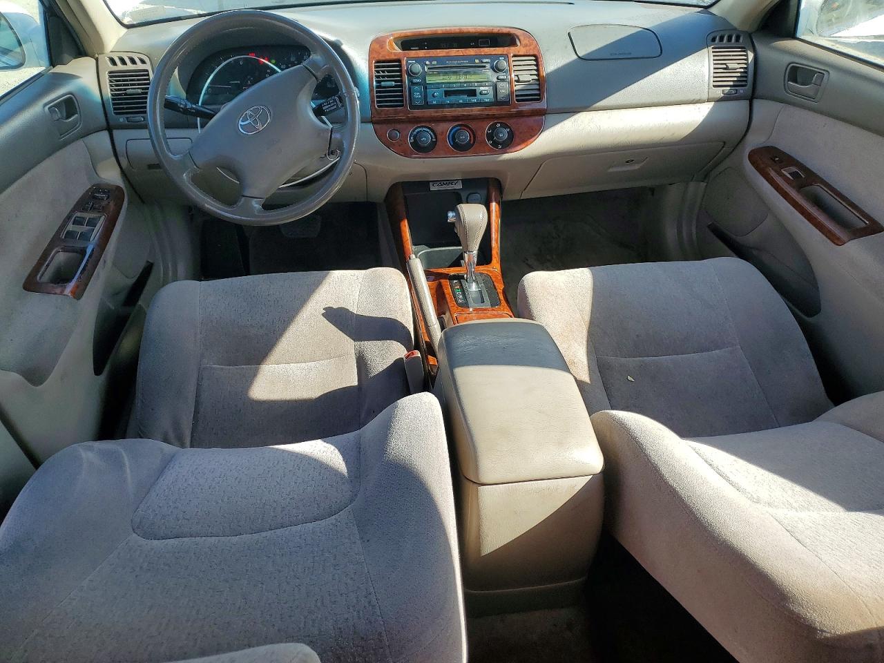 2004 Toyota Camry Le White vin: JTDBE30KX40254222