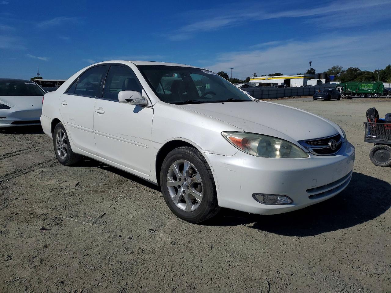 2004 Toyota Camry Le White vin: JTDBE30KX40254222