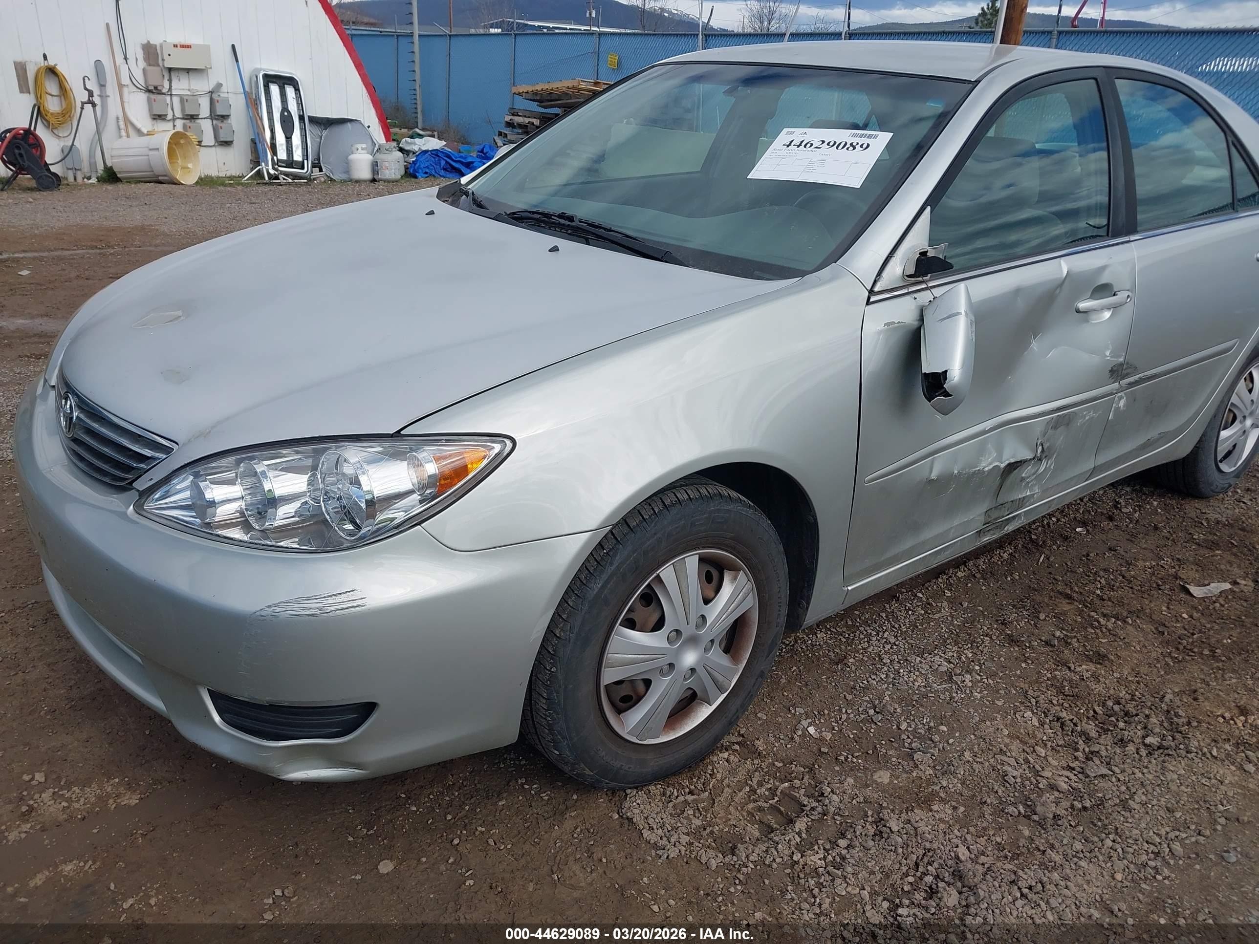 2005 Toyota Camry Le Gray vin: JTDBE30KX53025717