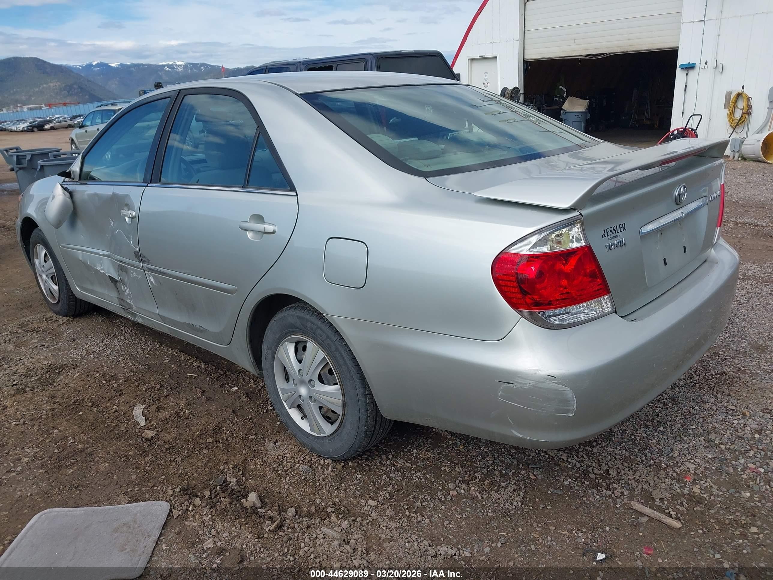 2005 Toyota Camry Le Gray vin: JTDBE30KX53025717