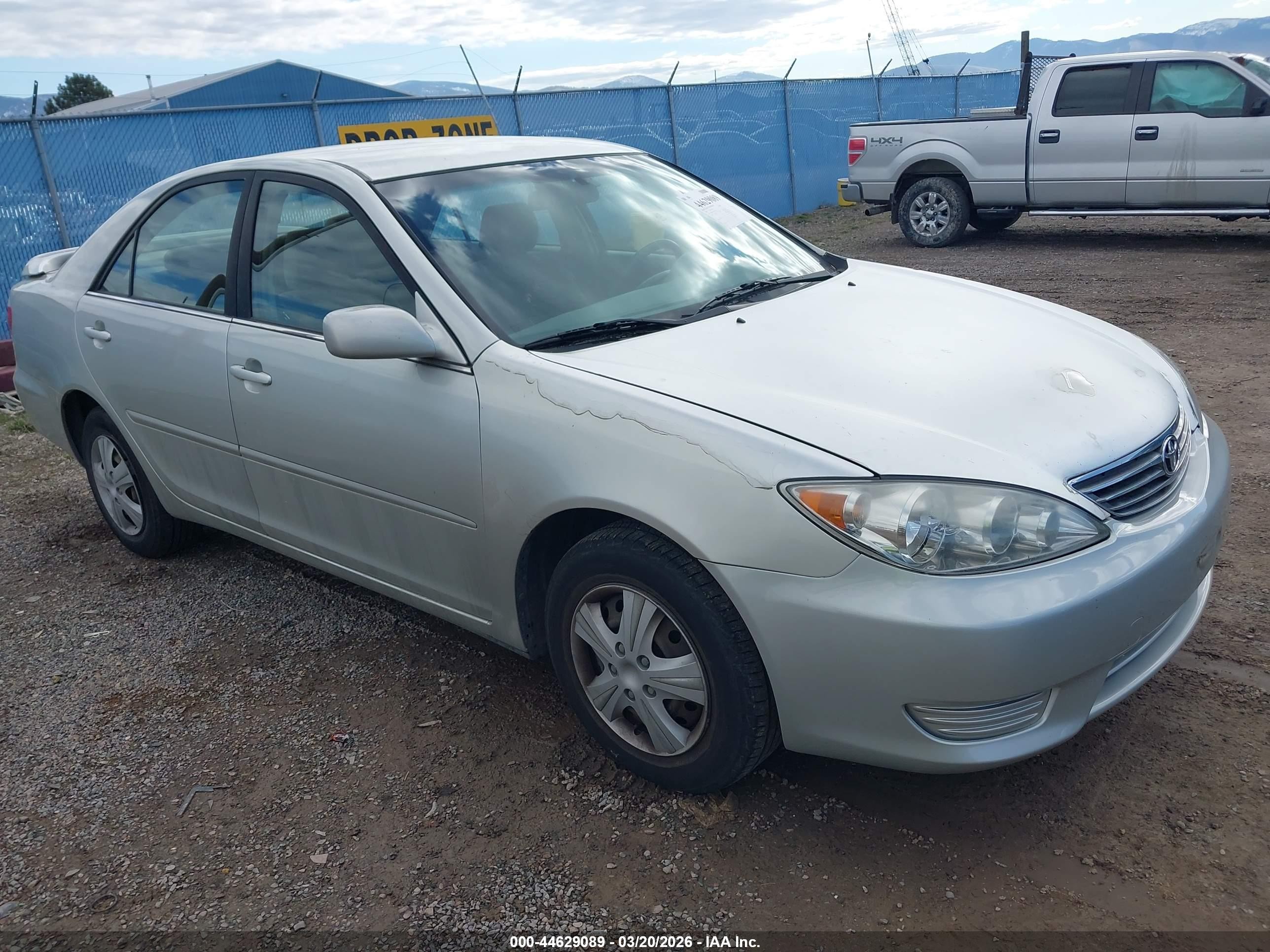 2005 Toyota Camry Le Gray vin: JTDBE30KX53025717