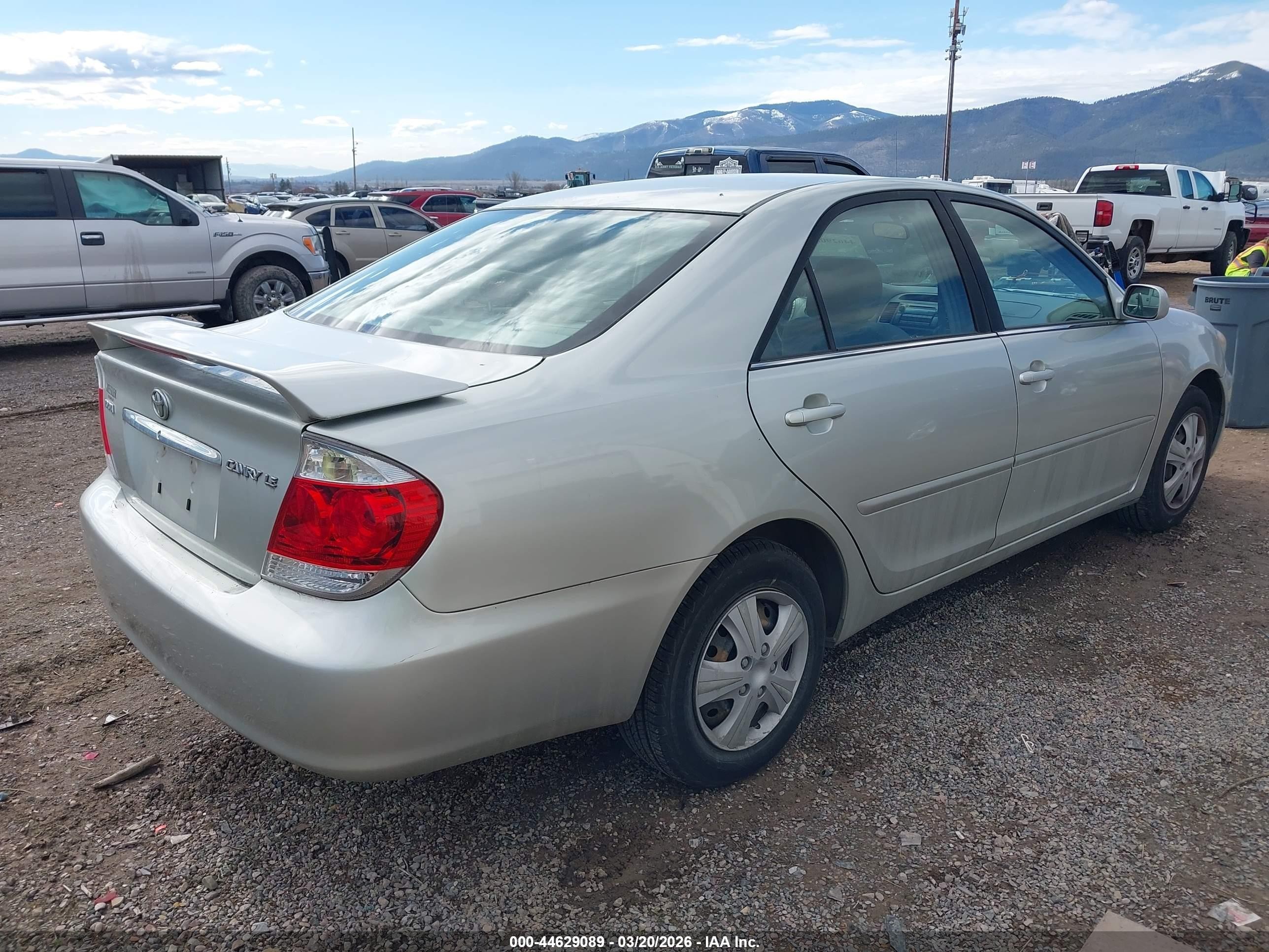 2005 Toyota Camry Le Gray vin: JTDBE30KX53025717