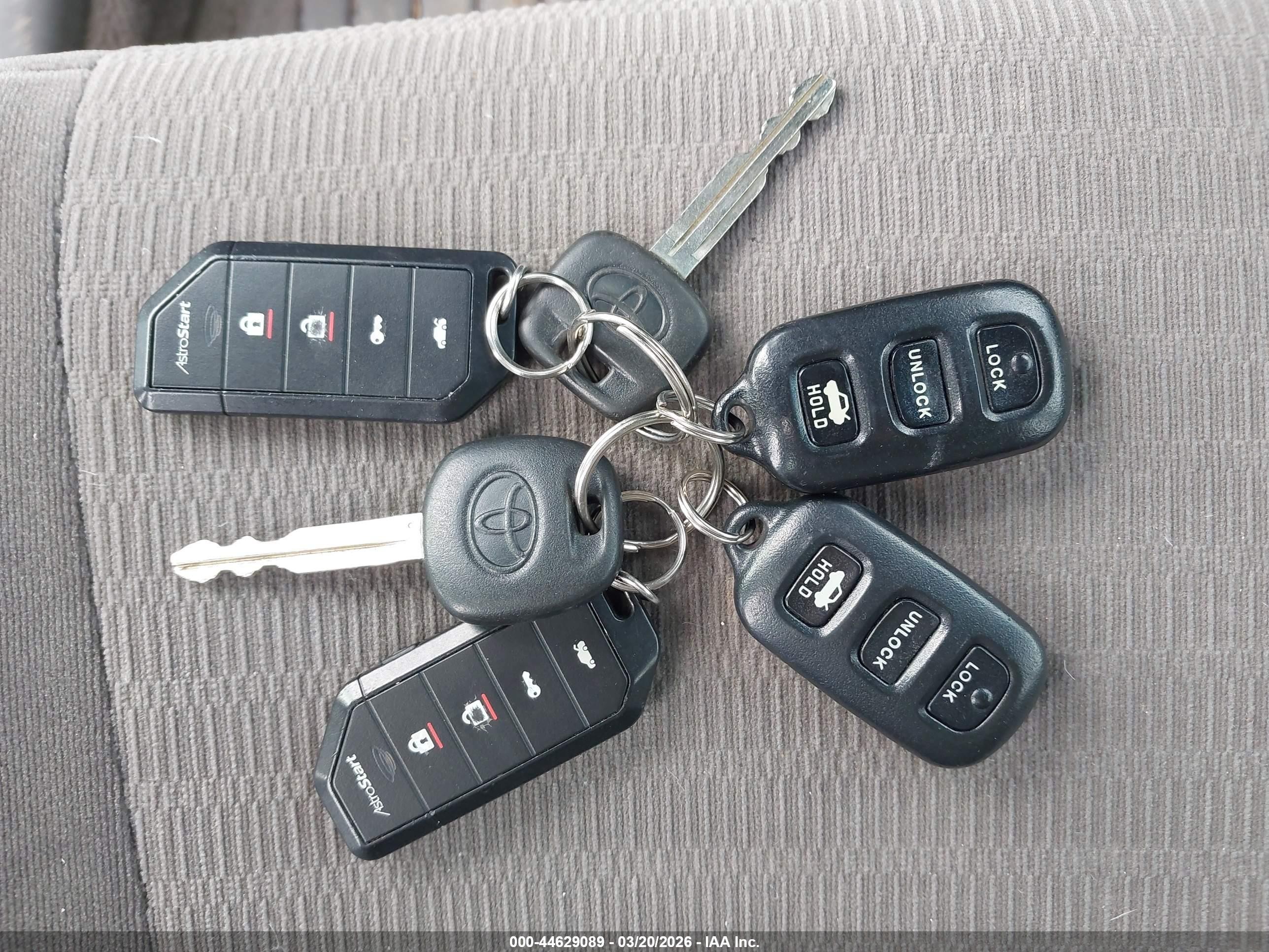 2005 Toyota Camry Le Gray vin: JTDBE30KX53025717