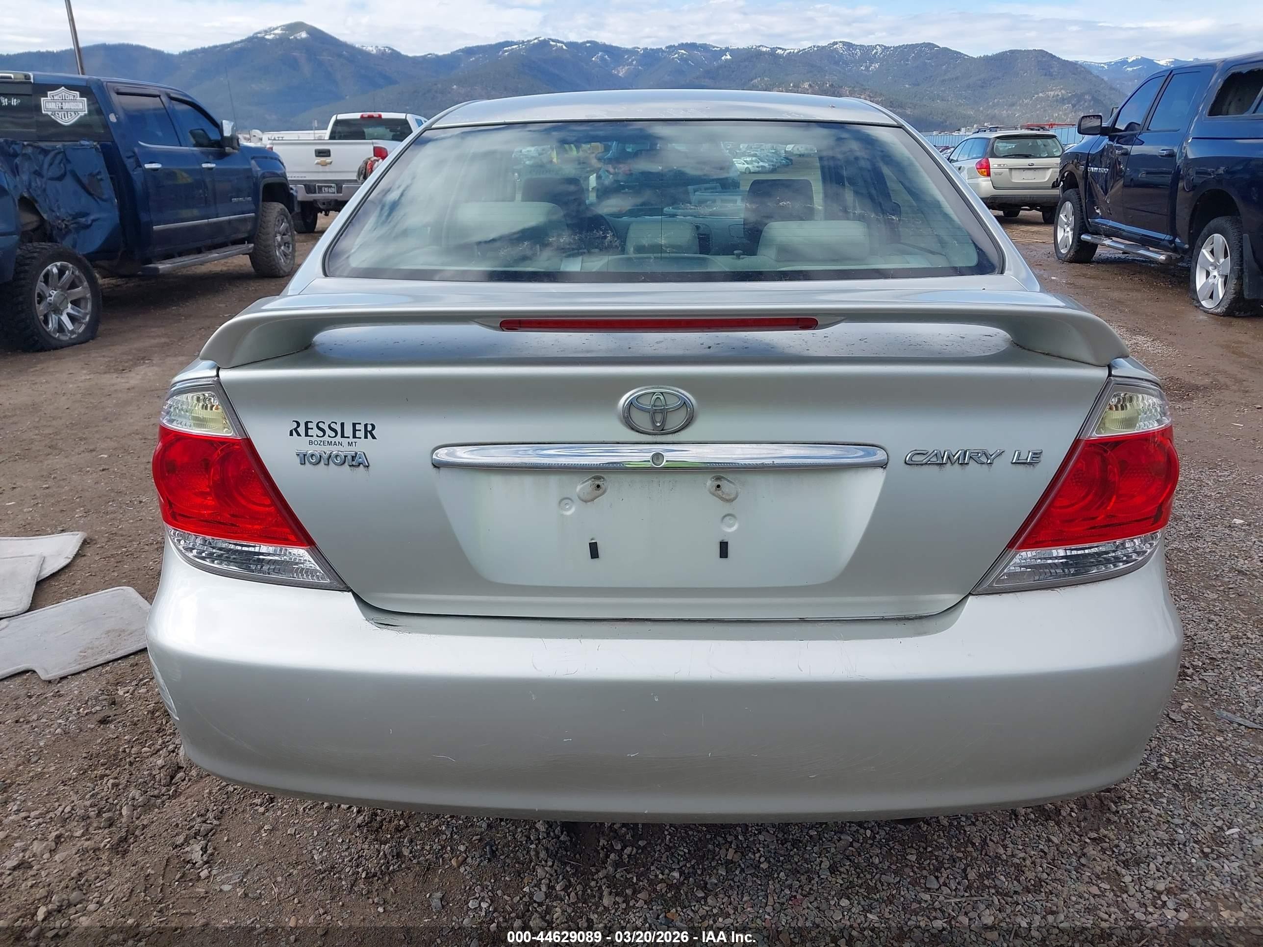2005 Toyota Camry Le Gray vin: JTDBE30KX53025717