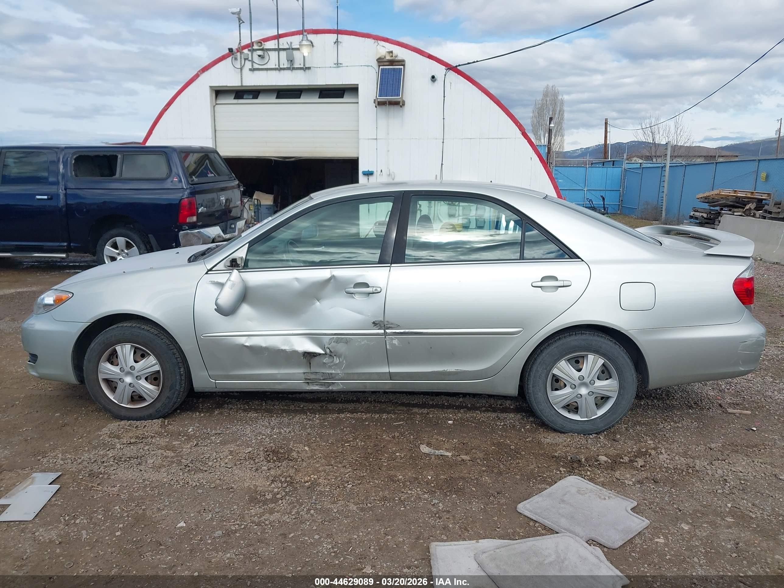 2005 Toyota Camry Le Gray vin: JTDBE30KX53025717