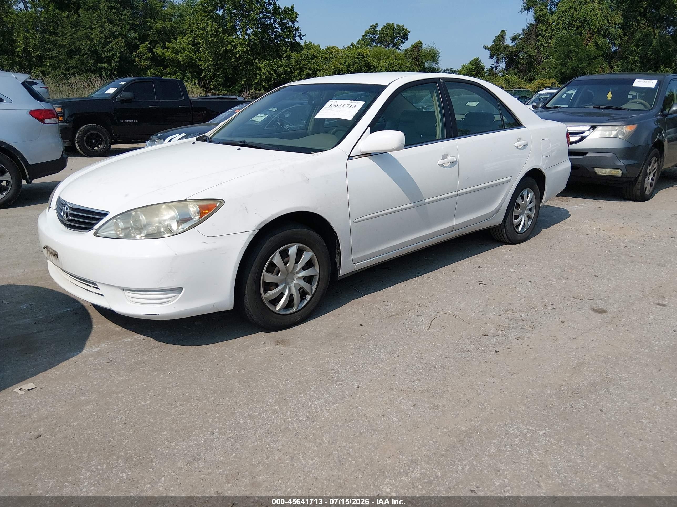 2006 Toyota Camry Le White vin: JTDBE30KX63045936