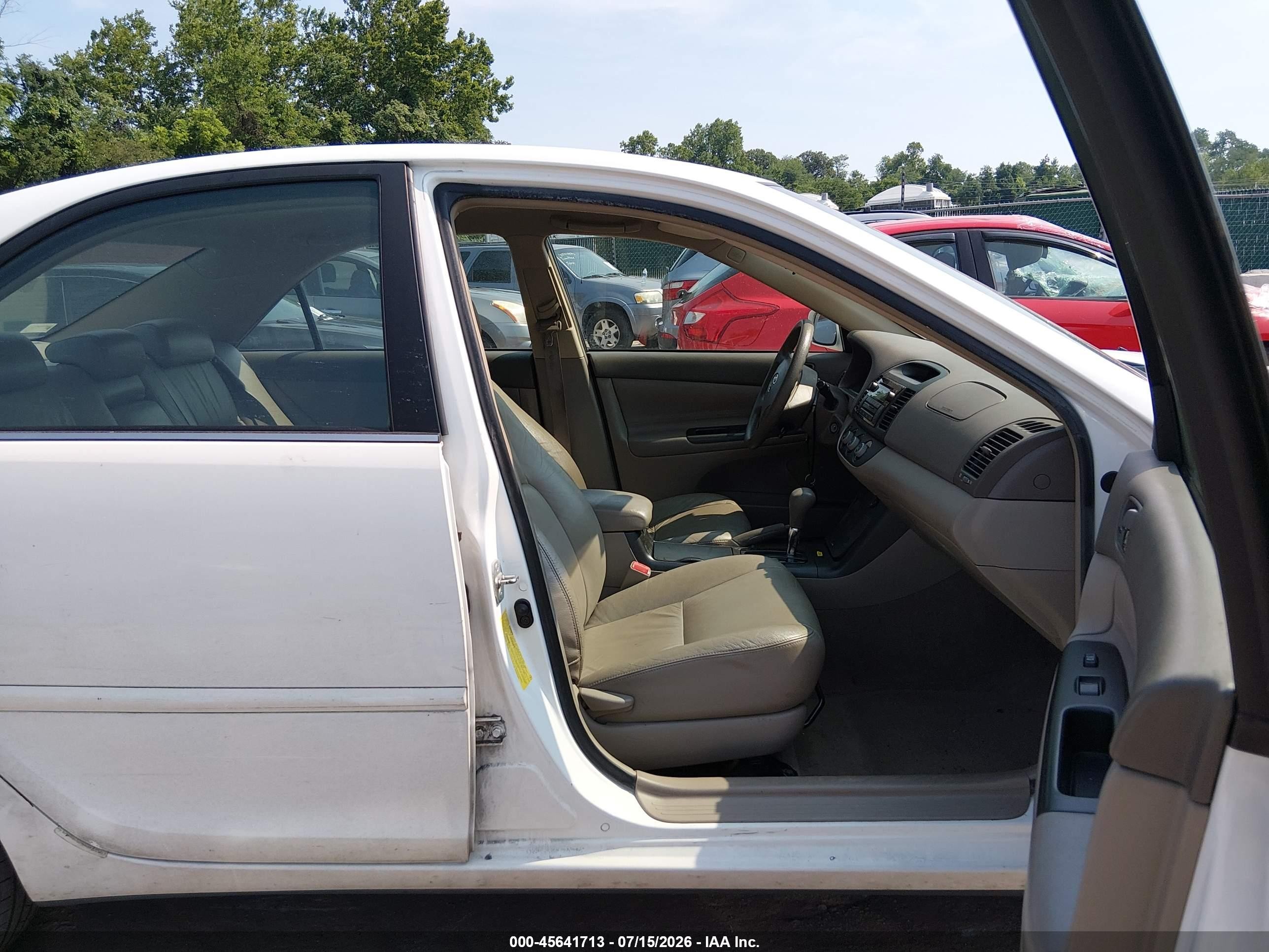 2006 Toyota Camry Le White vin: JTDBE30KX63045936