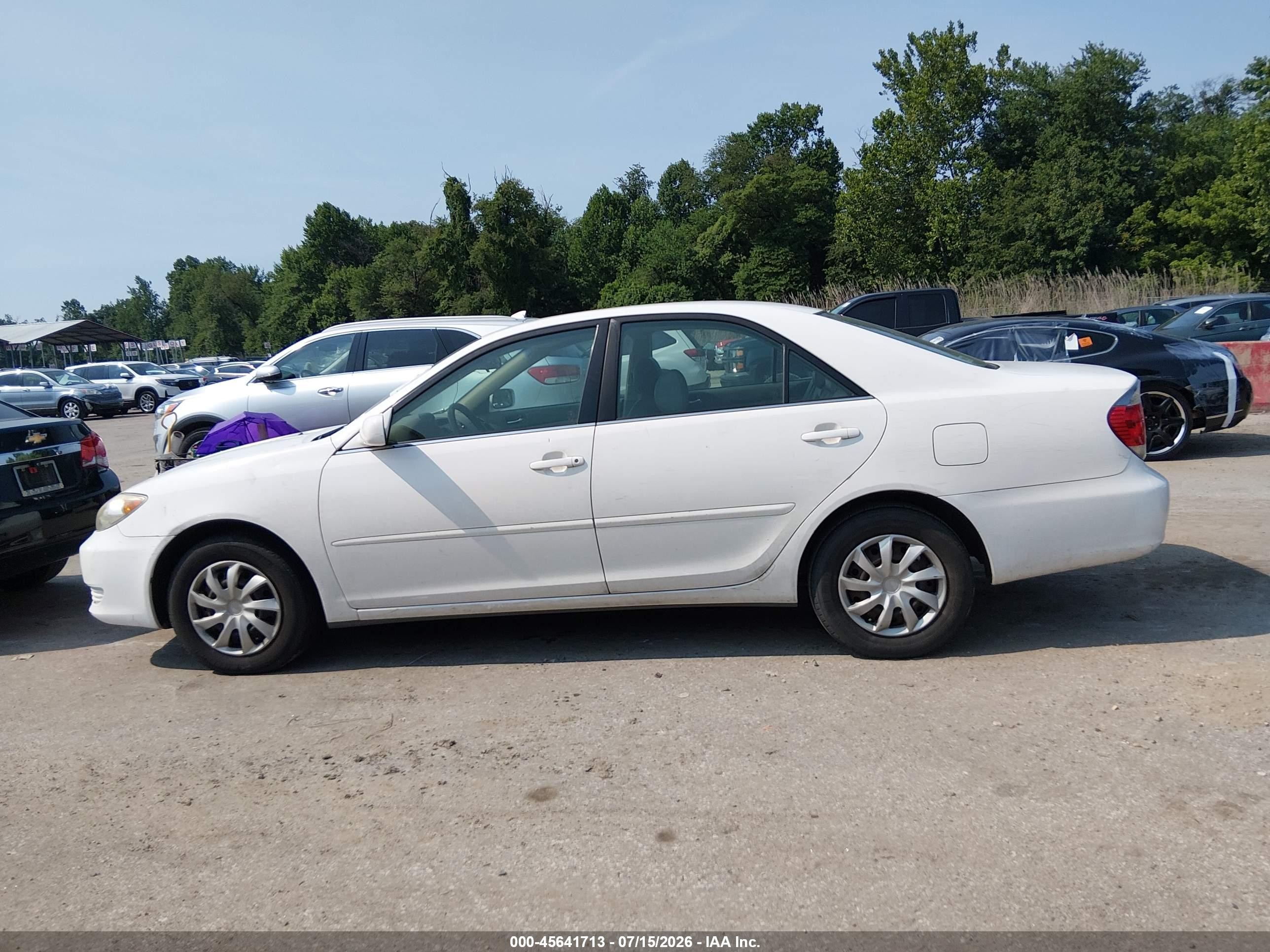 2006 Toyota Camry Le White vin: JTDBE30KX63045936
