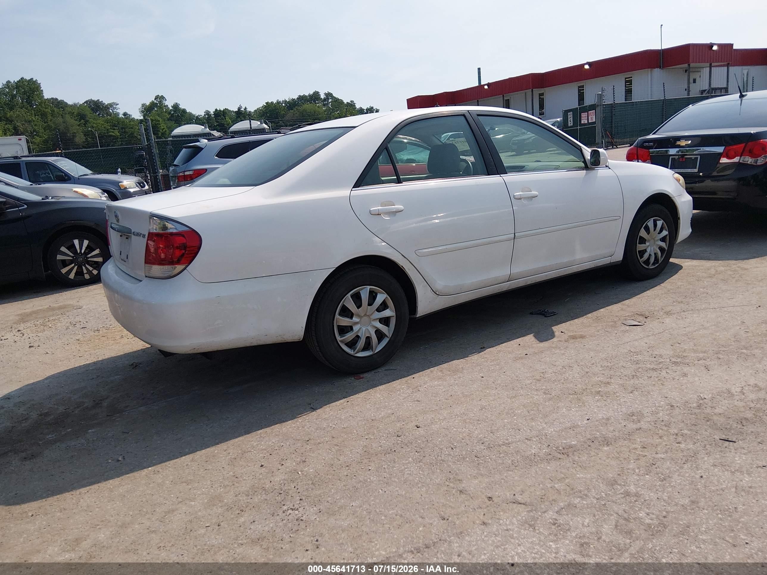2006 Toyota Camry Le White vin: JTDBE30KX63045936