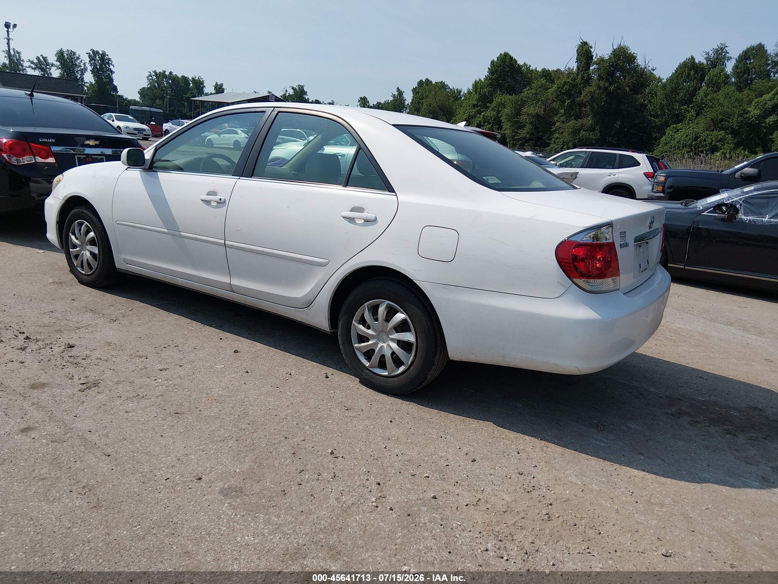 2006 Toyota Camry Le White vin: JTDBE30KX63045936
