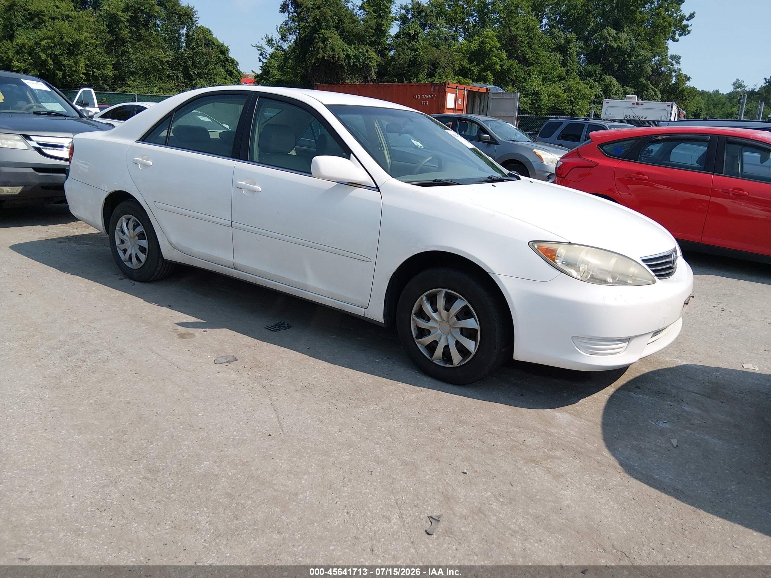 2006 Toyota Camry Le White vin: JTDBE30KX63045936