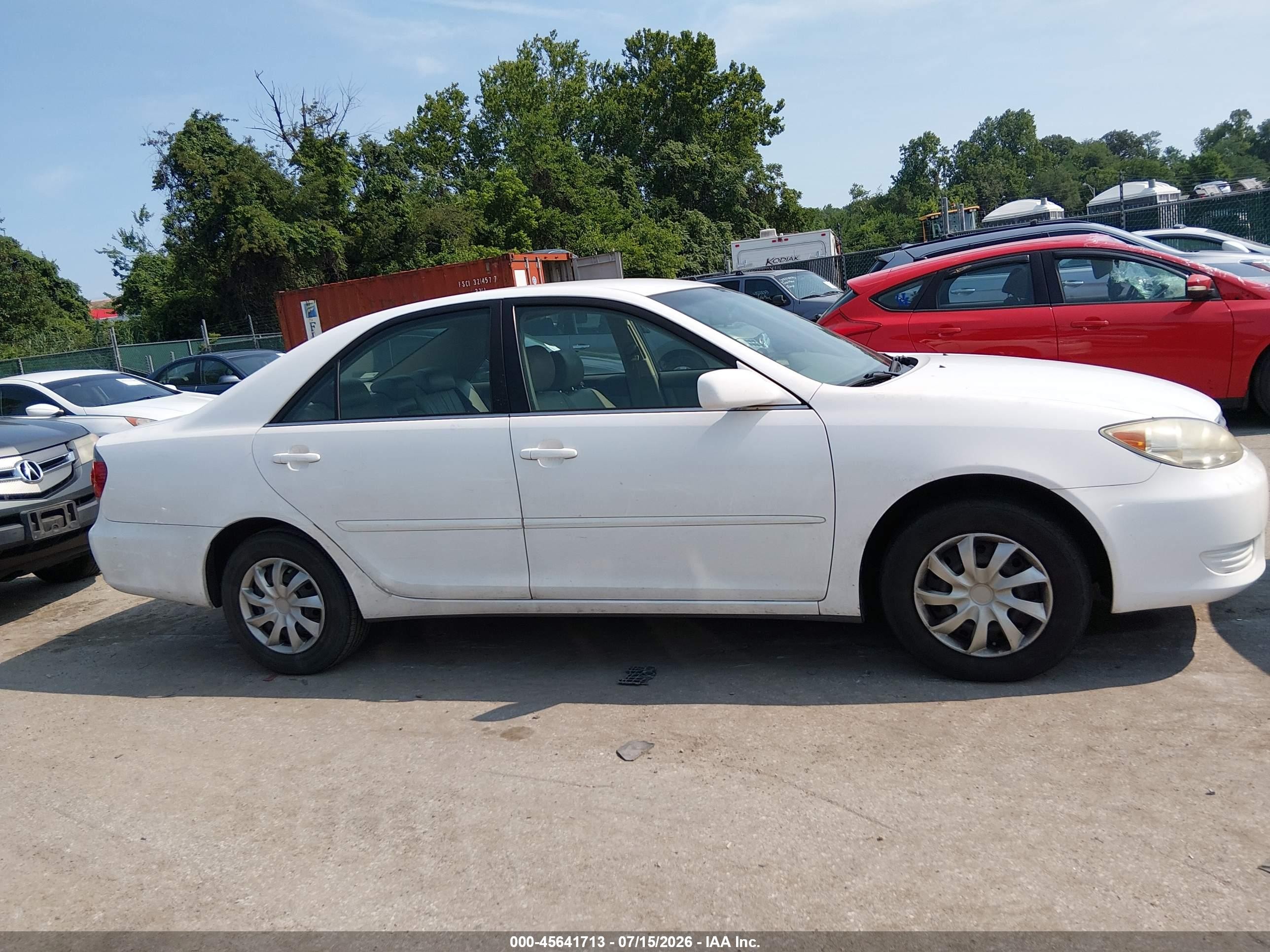 2006 Toyota Camry Le White vin: JTDBE30KX63045936