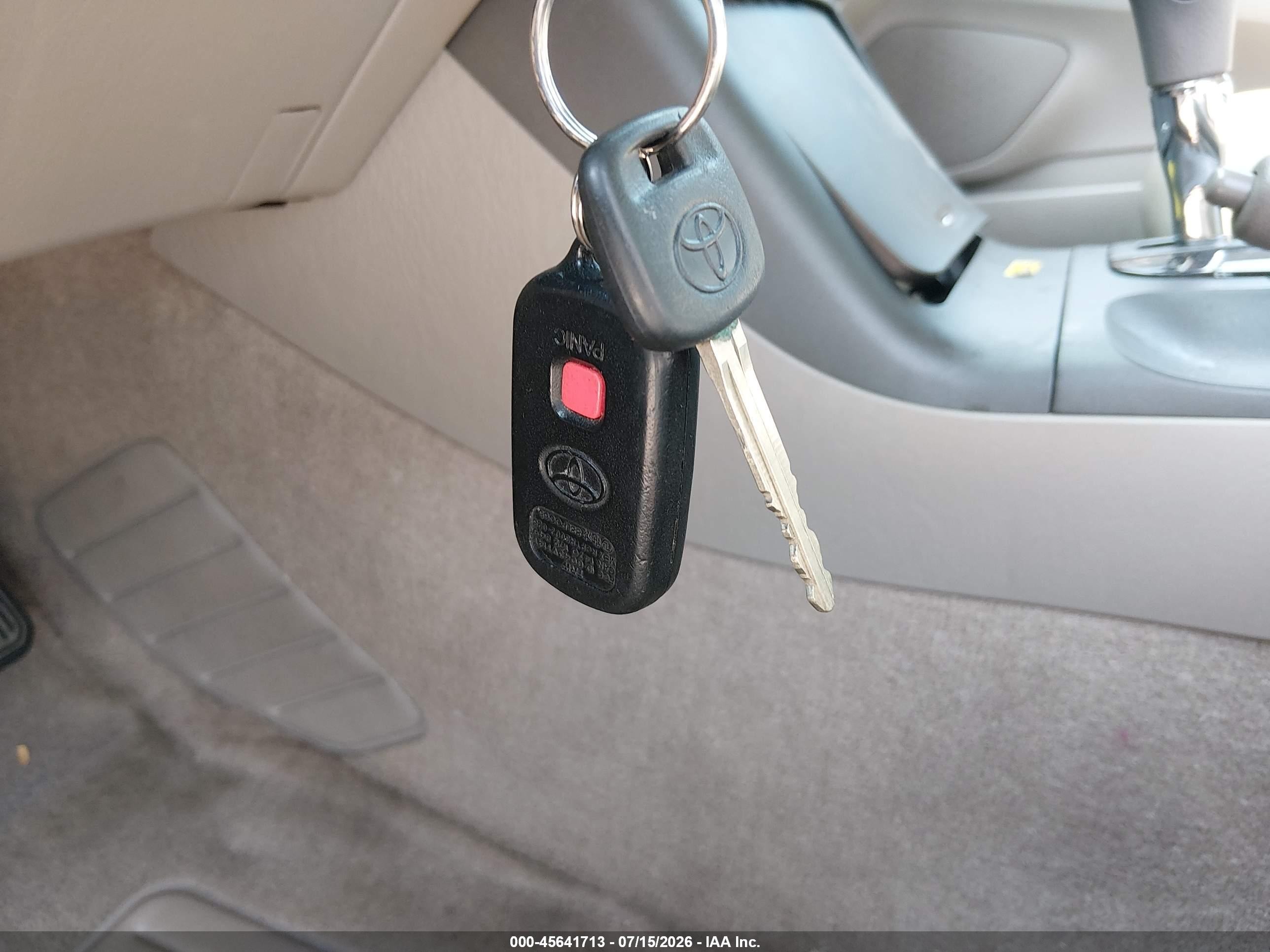 2006 Toyota Camry Le White vin: JTDBE30KX63045936