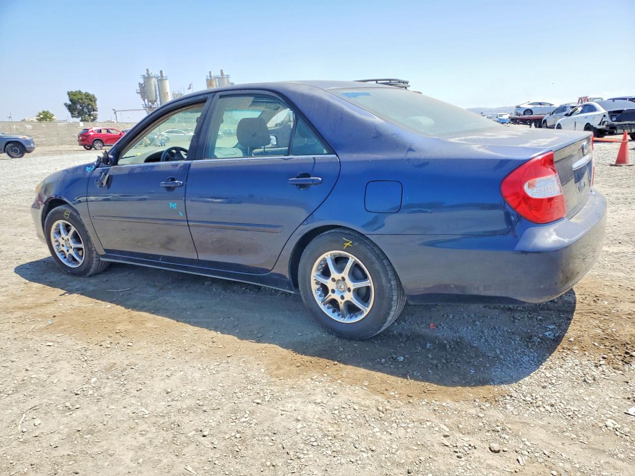 2002 Toyota Camry Le Blue vin: JTDBE32K020018124