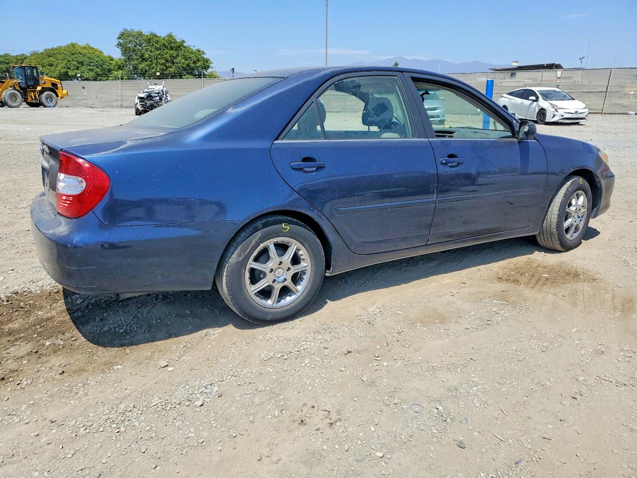 2002 Toyota Camry Le Blue vin: JTDBE32K020018124