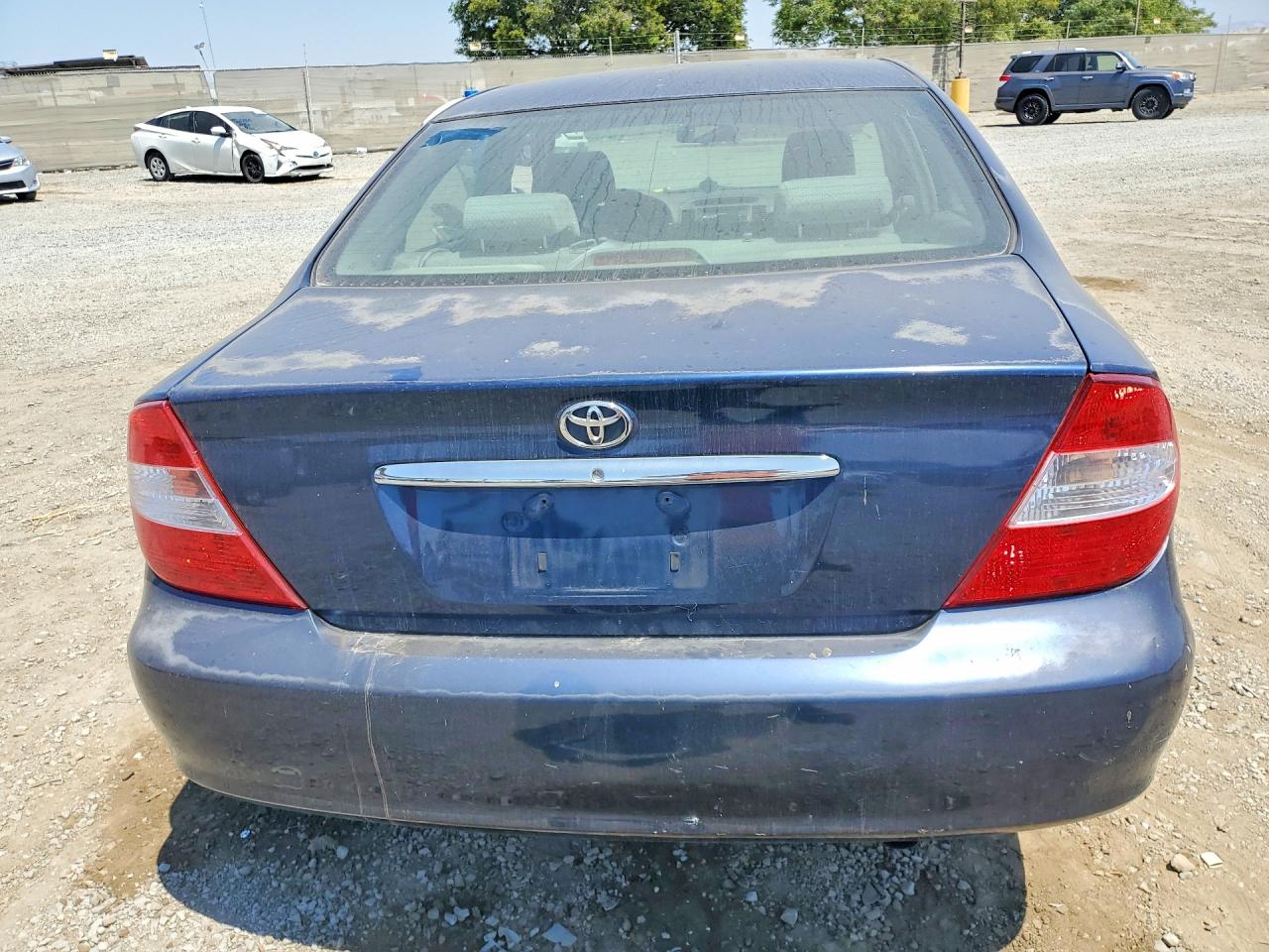 2002 Toyota Camry Le Blue vin: JTDBE32K020018124