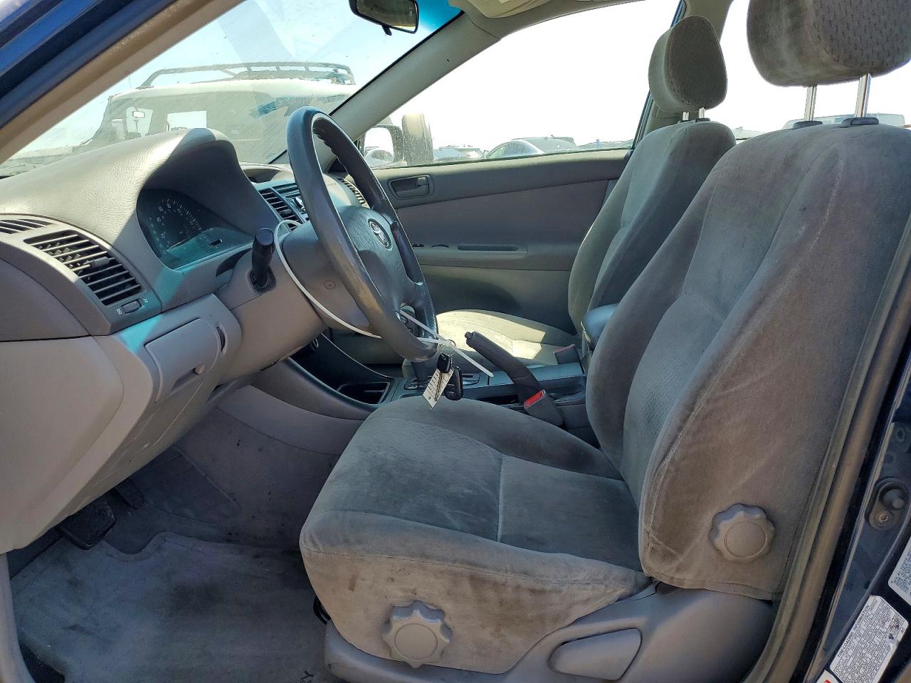 2002 Toyota Camry Le Blue vin: JTDBE32K020018124