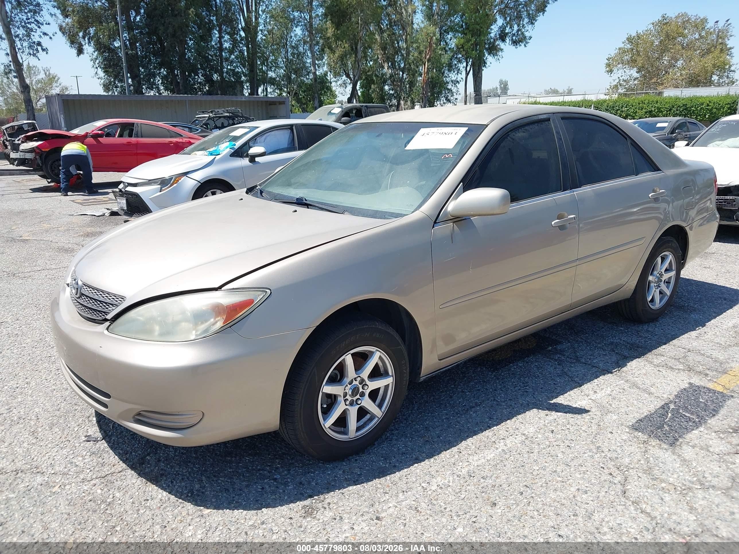 2002 Toyota Camry Le Beige vin: JTDBE32K020041306