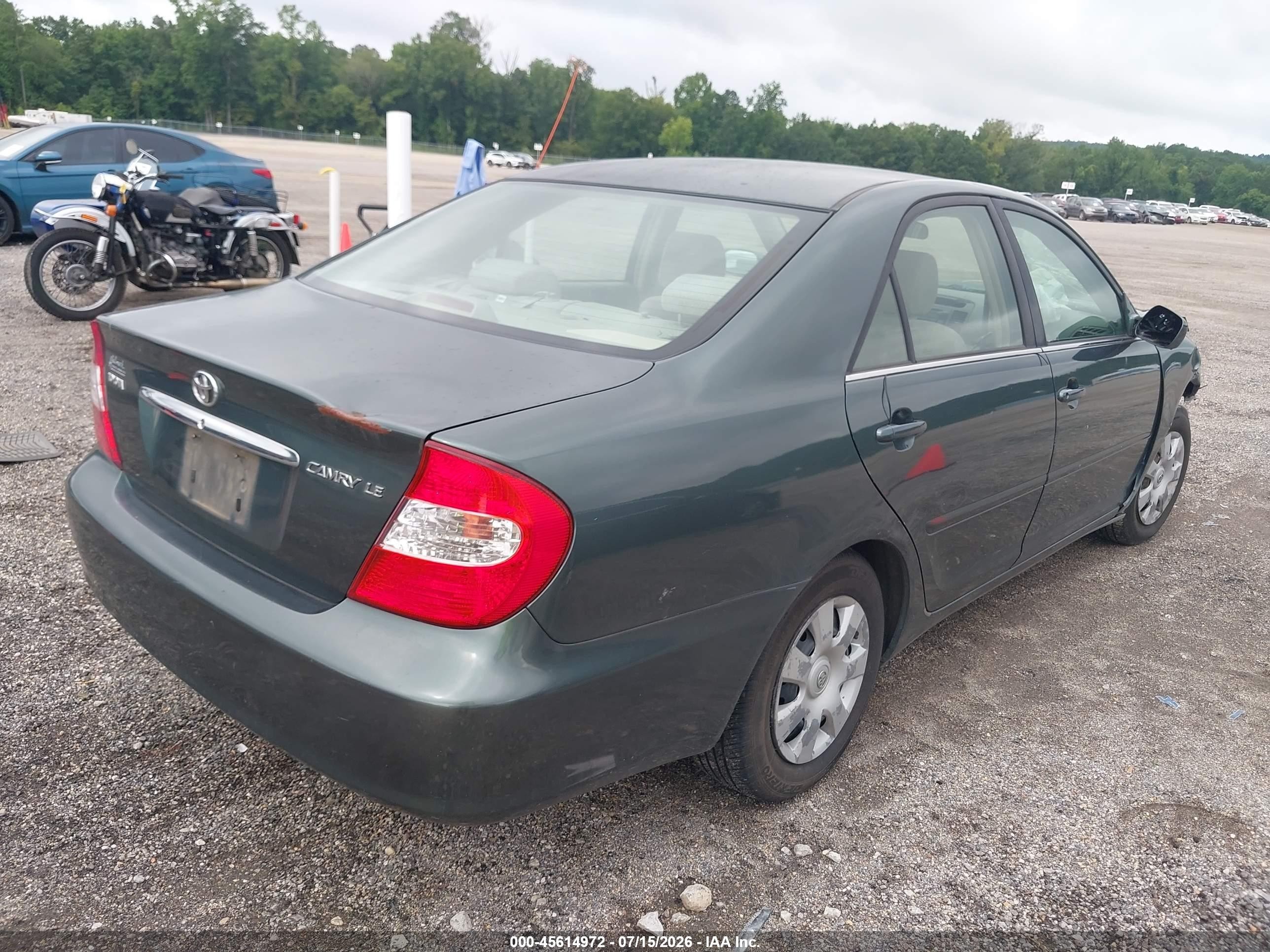 2002 Toyota Camry Le Green vin: JTDBE32K020073012