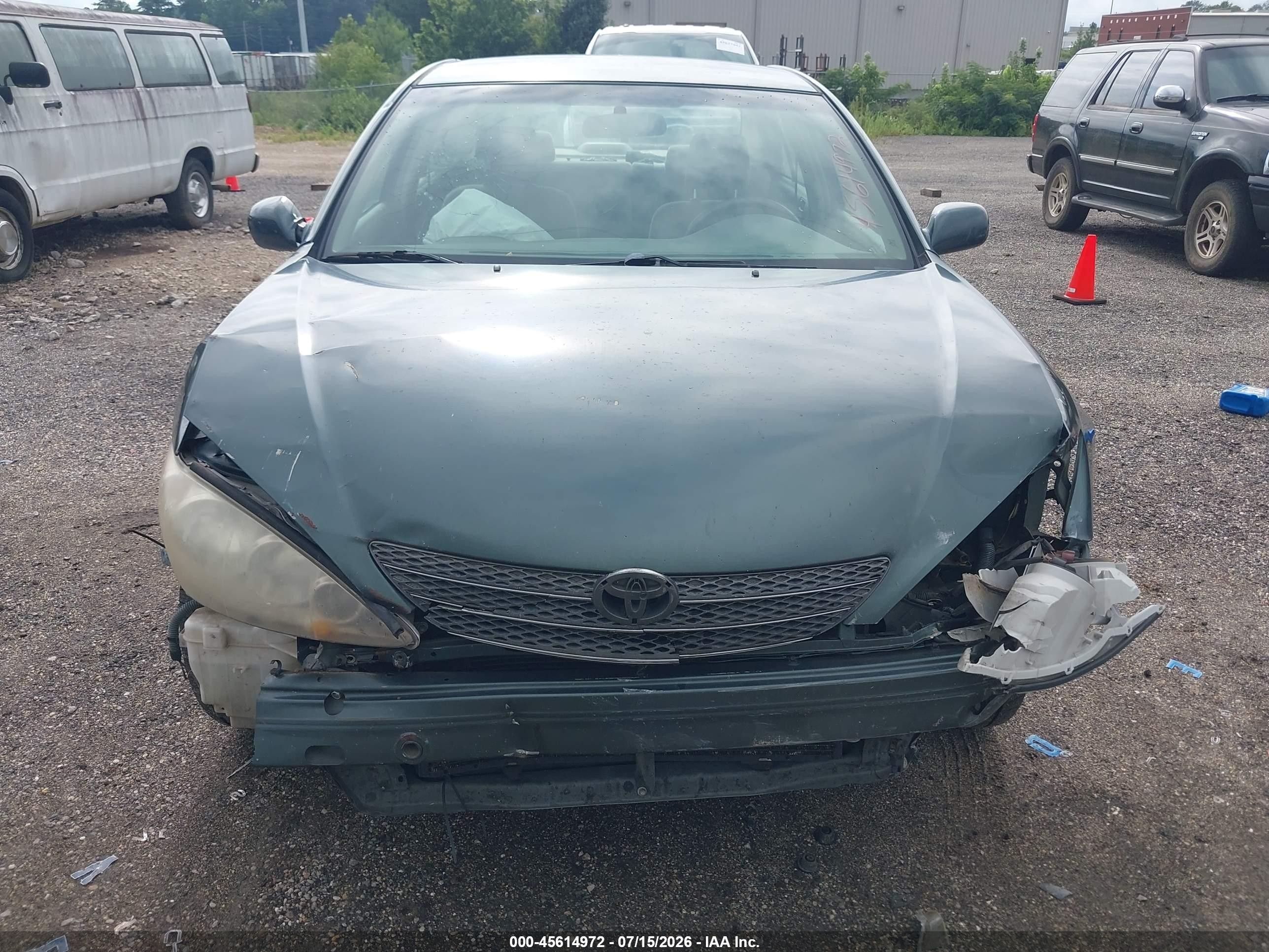 2002 Toyota Camry Le Green vin: JTDBE32K020073012
