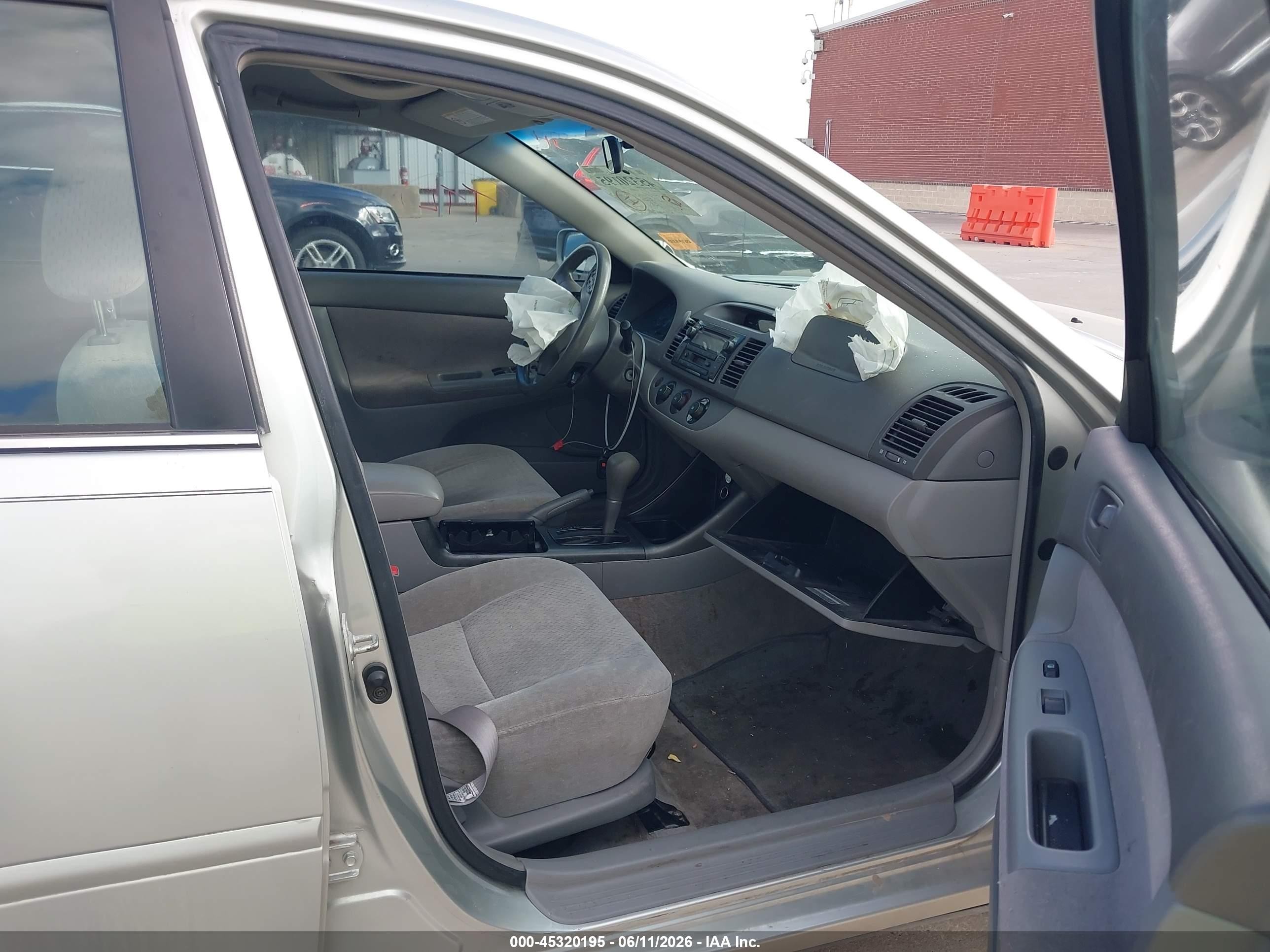 2002 Toyota Camry Le Silver vin: JTDBE32K020107465